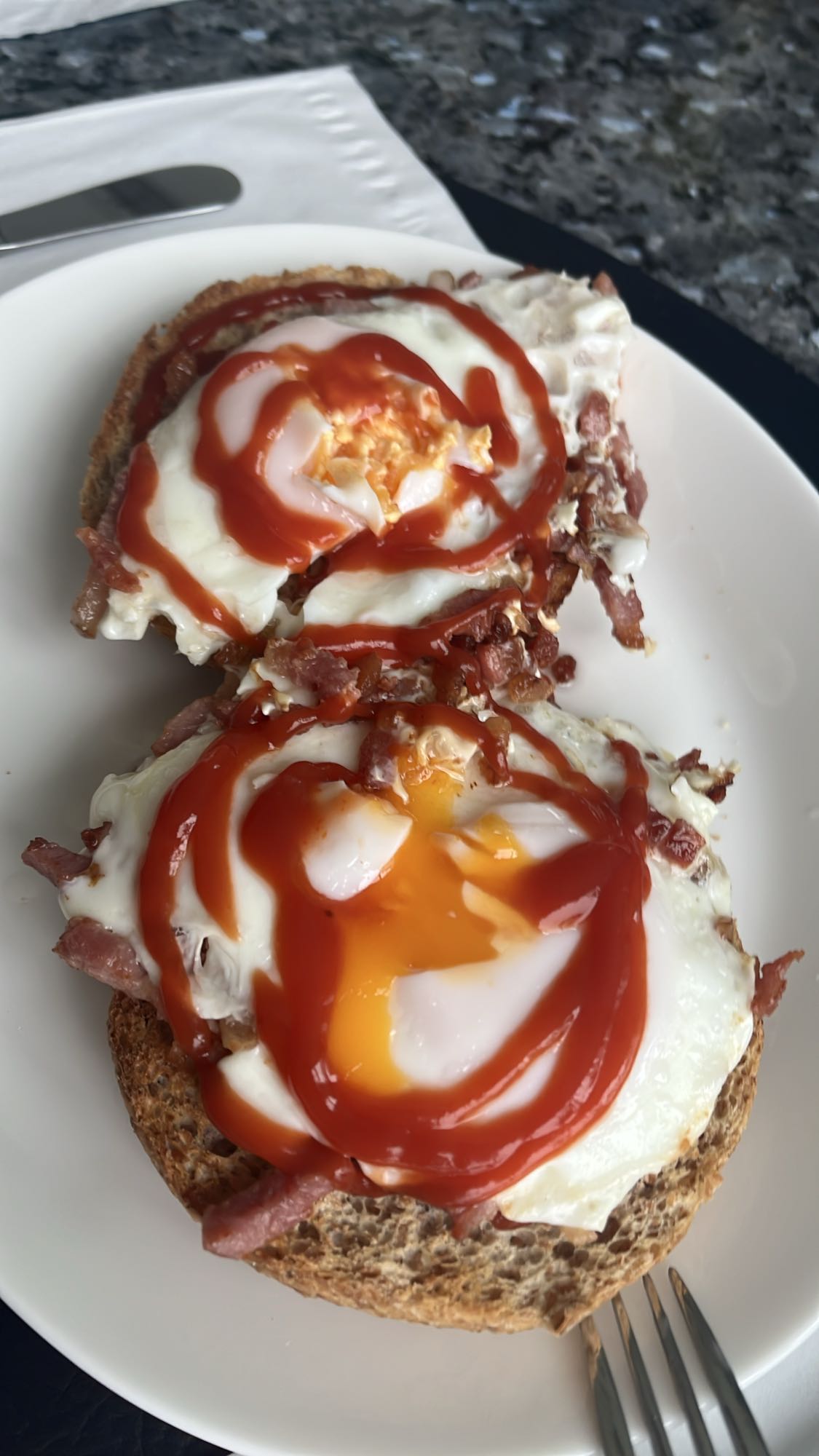 Eieren op toast met ketchup