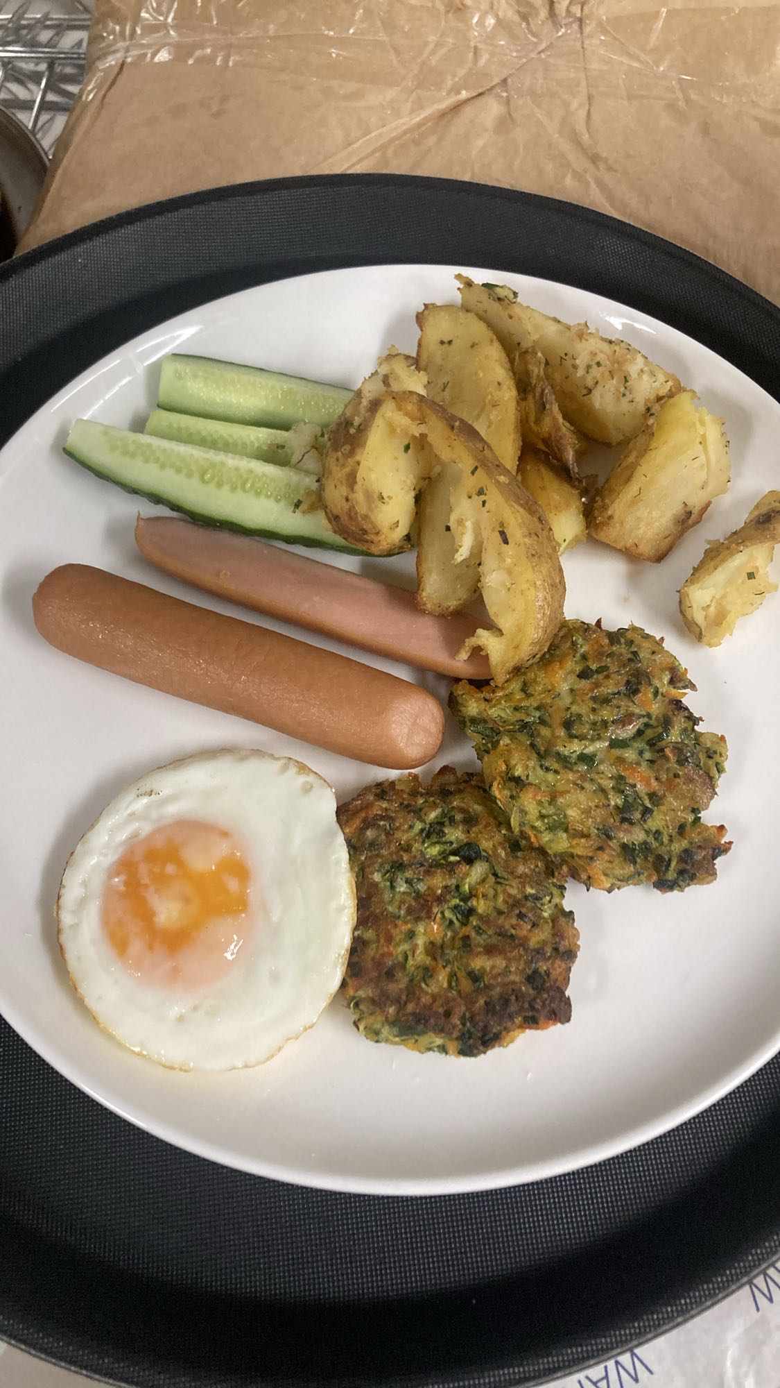Egg, sausage, veggies & wedges