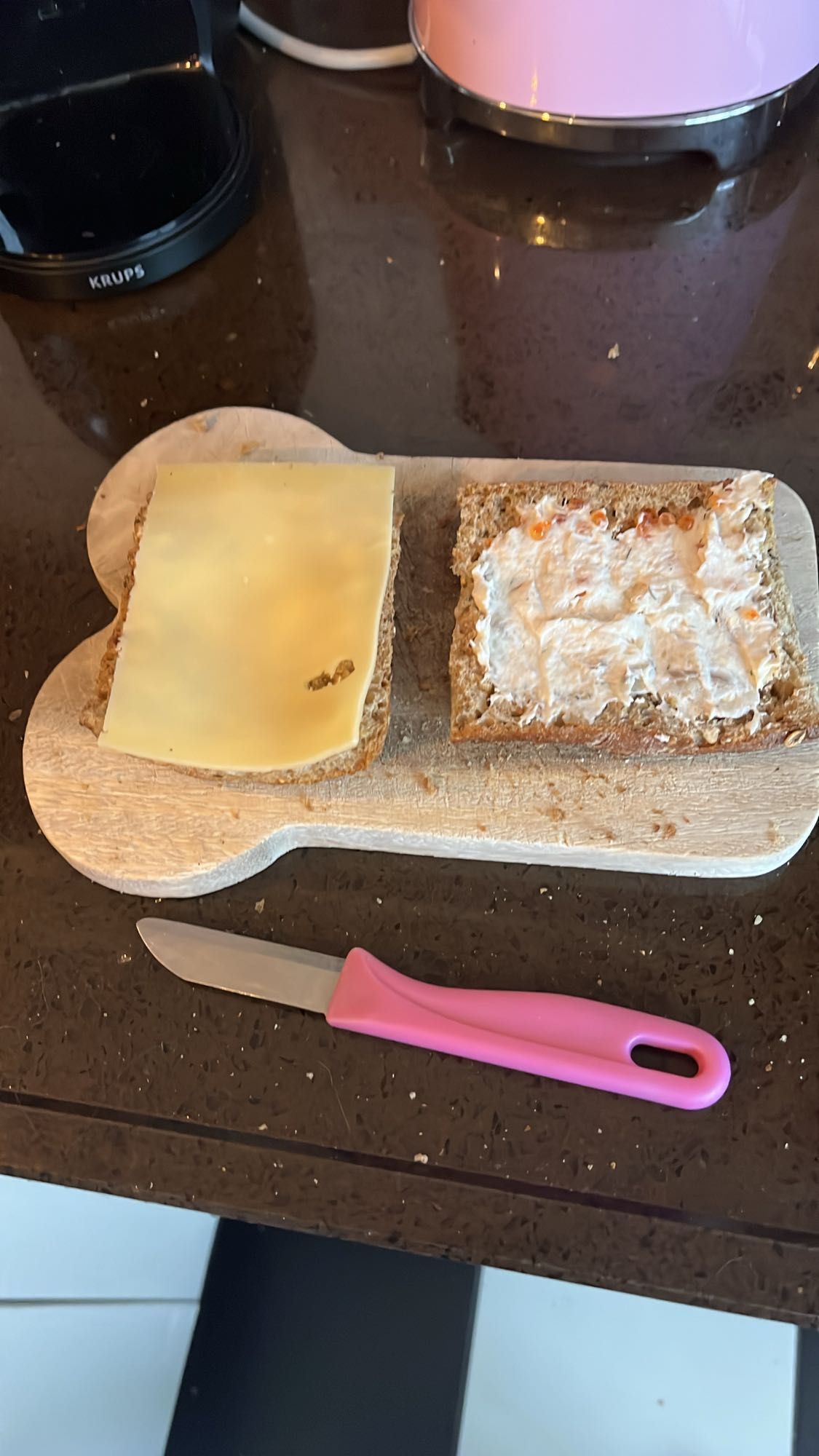 Kaas en forelsalade broodje