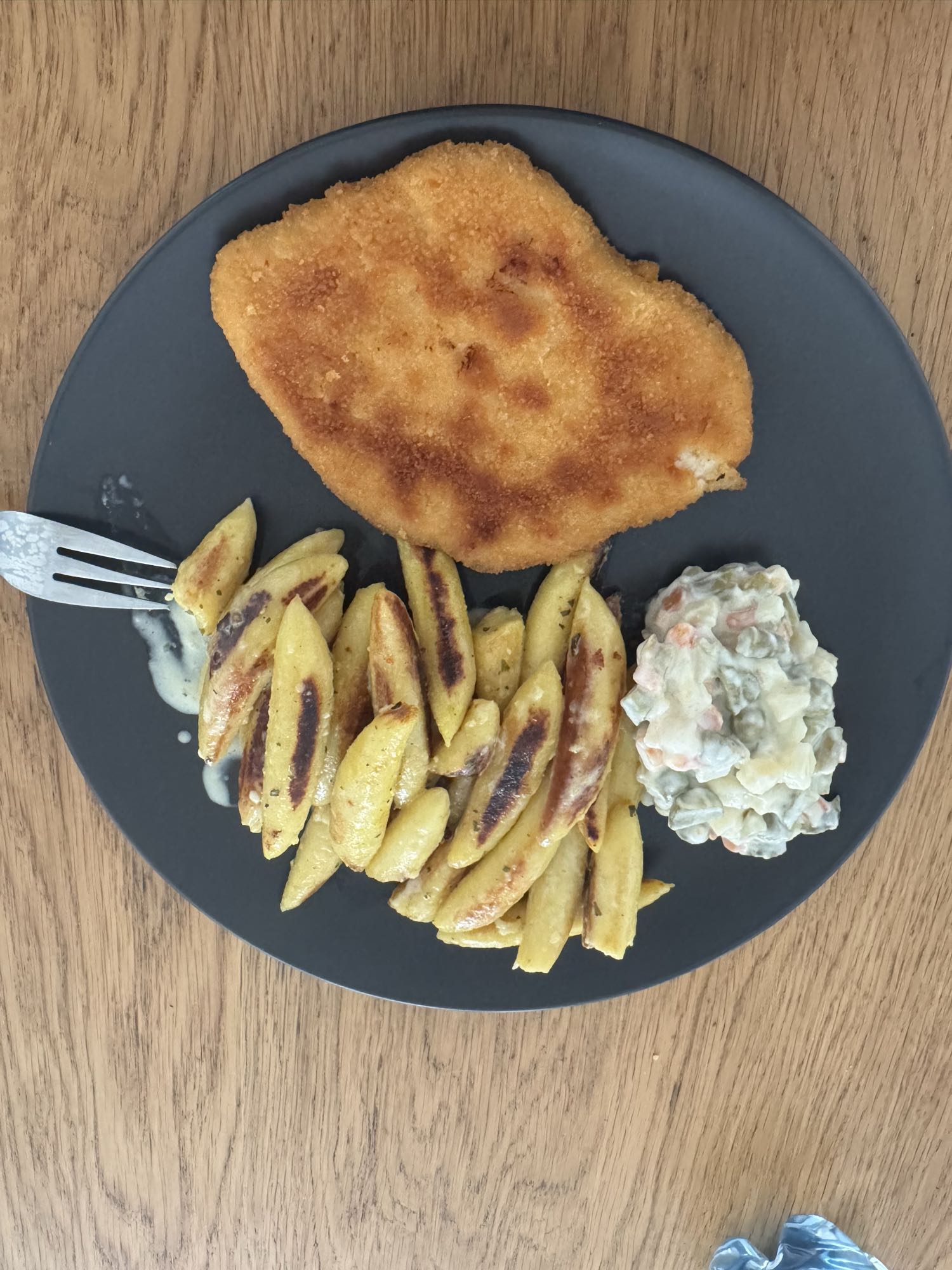 Schnitzel mit Gnocchi und Russischem Salat mit Skyr und leichter Mayonnaise