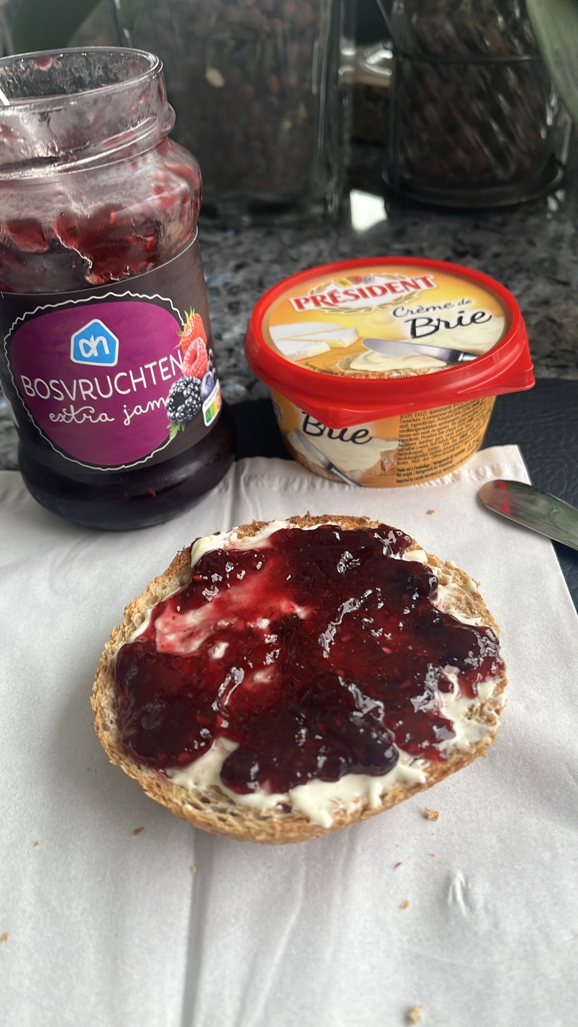 Broodje brie en jam