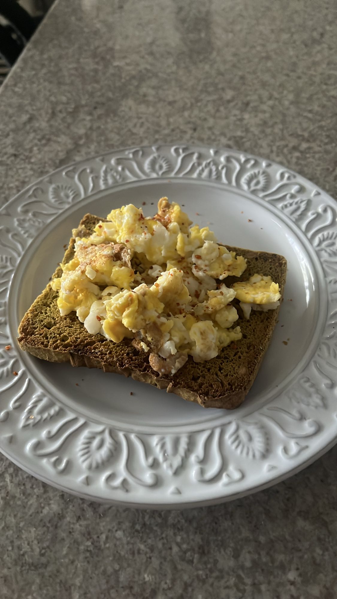 Tostada con huevo revuelto