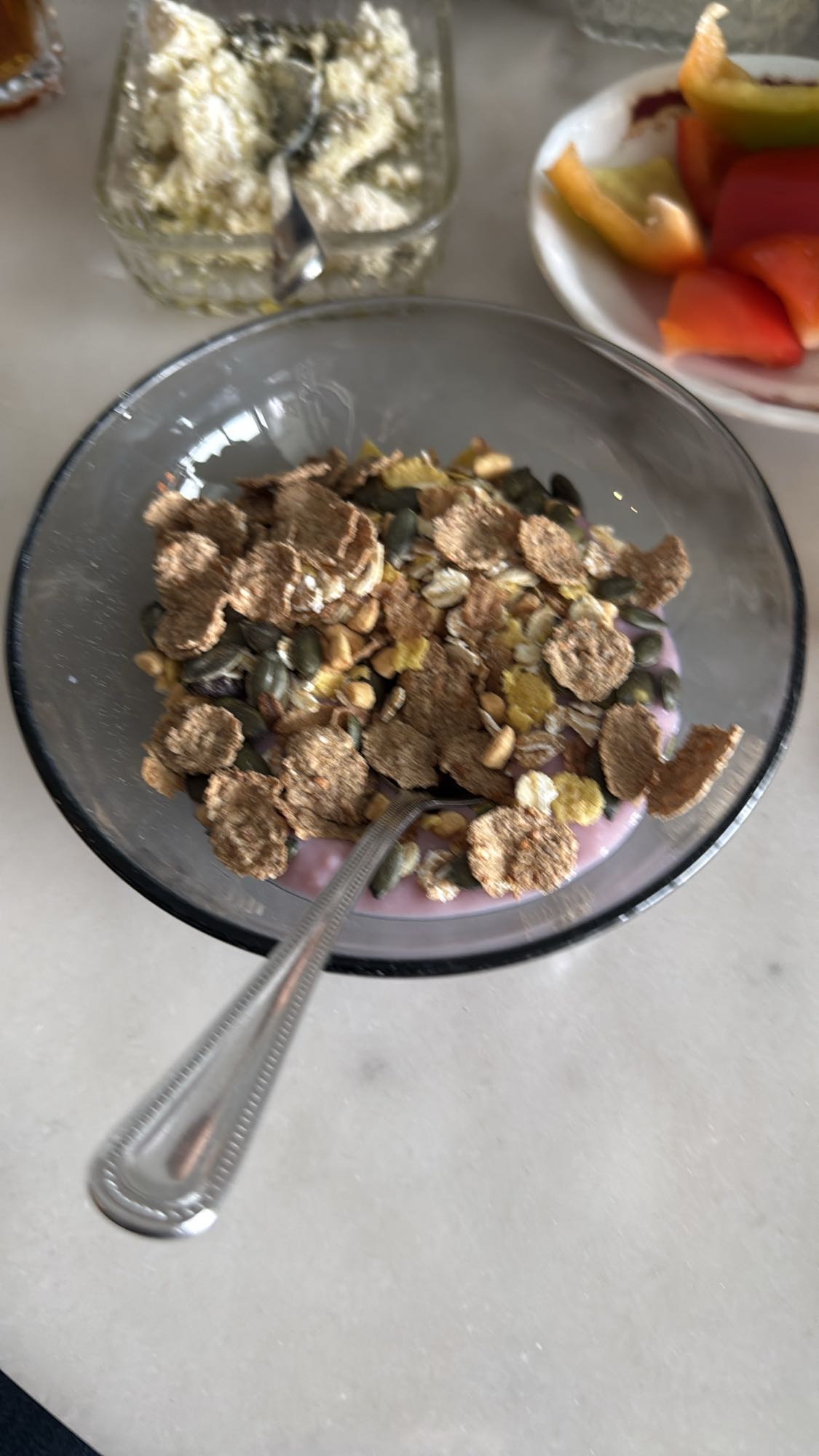 Yoghurt med müsli och frön