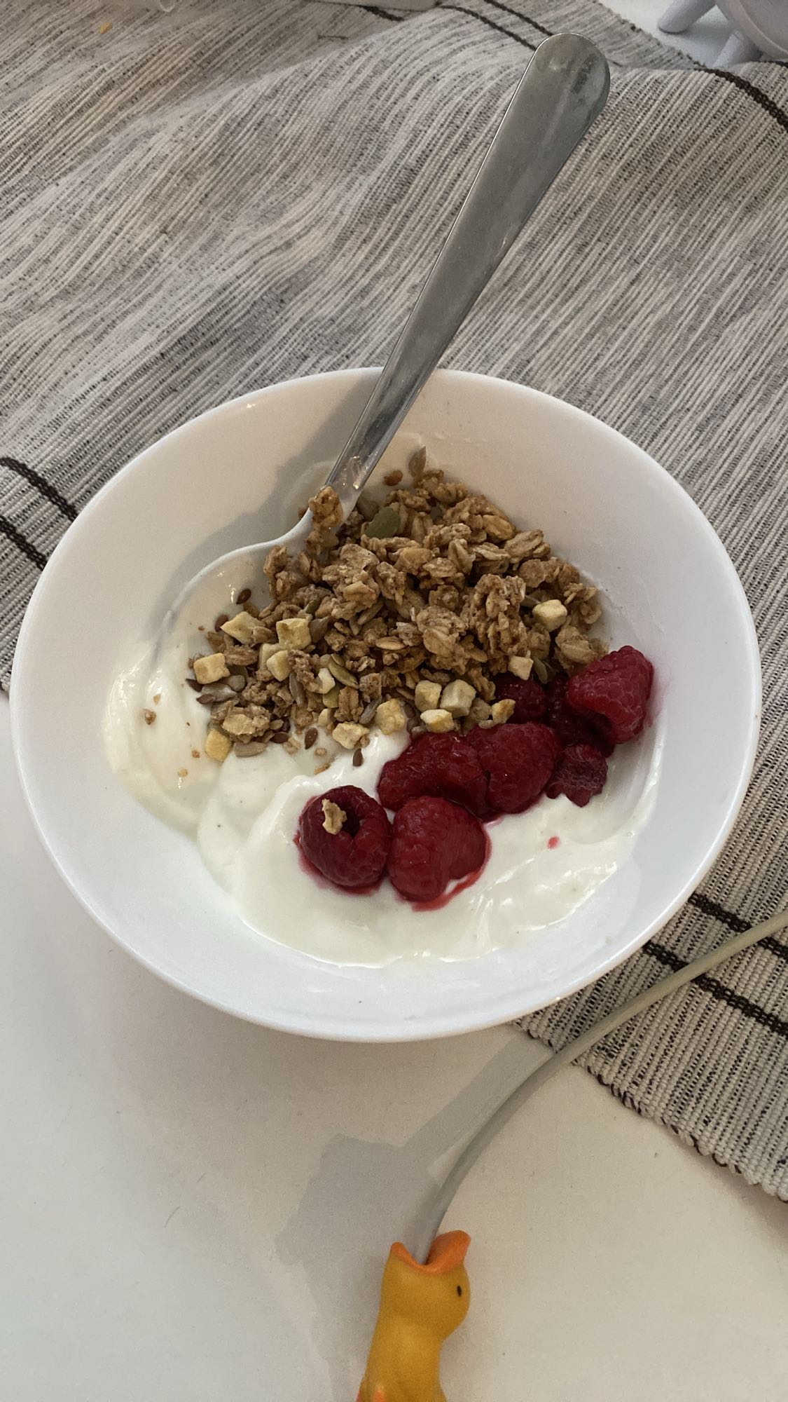 Yoghurt med granola & hallon