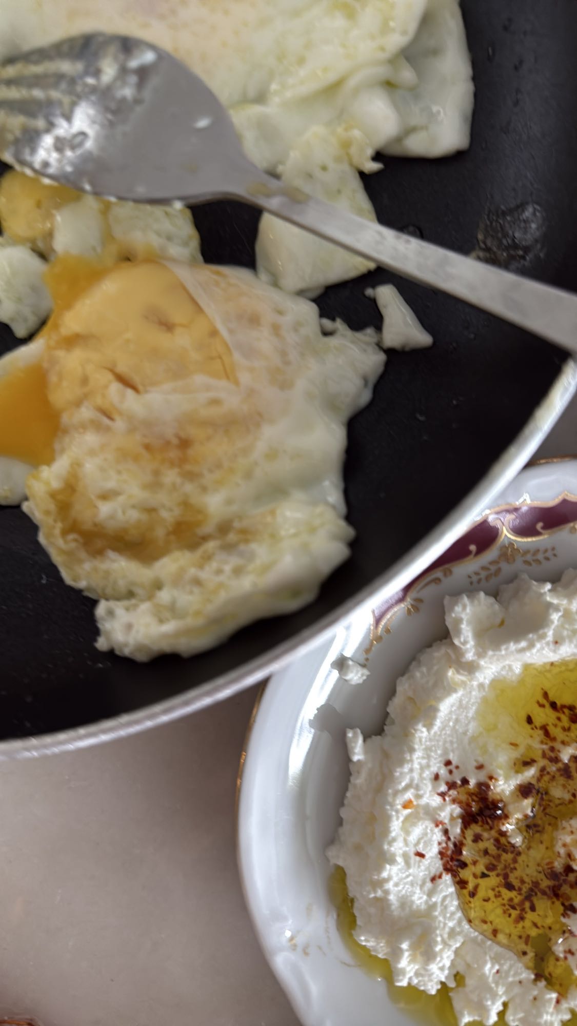 Stekt ägg med yoghurt