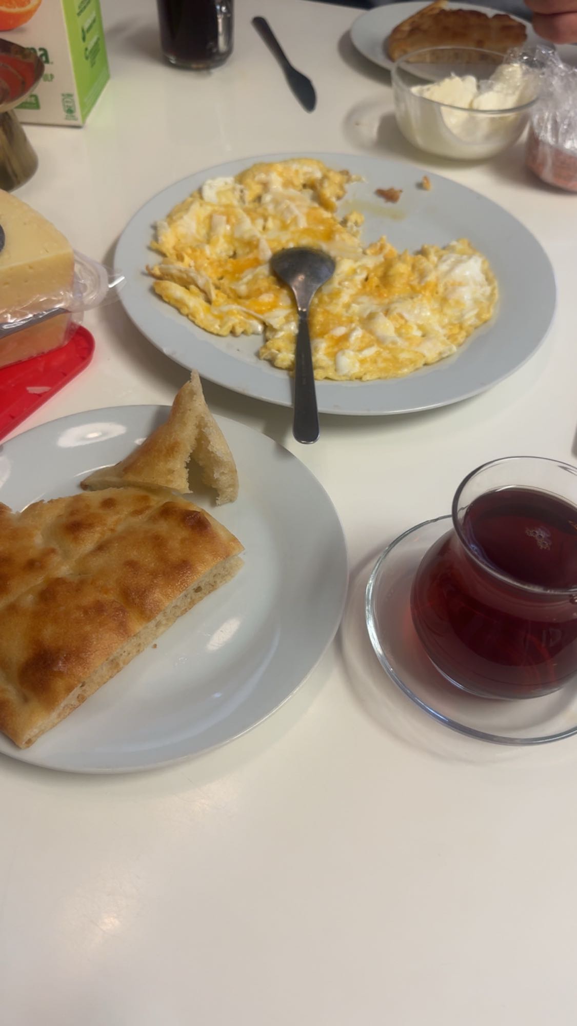 Frukost med ägg och bröd