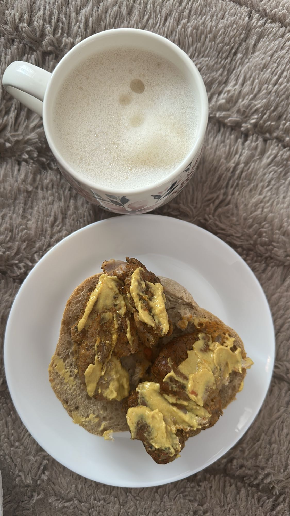 Bułka z kotletem i kawa