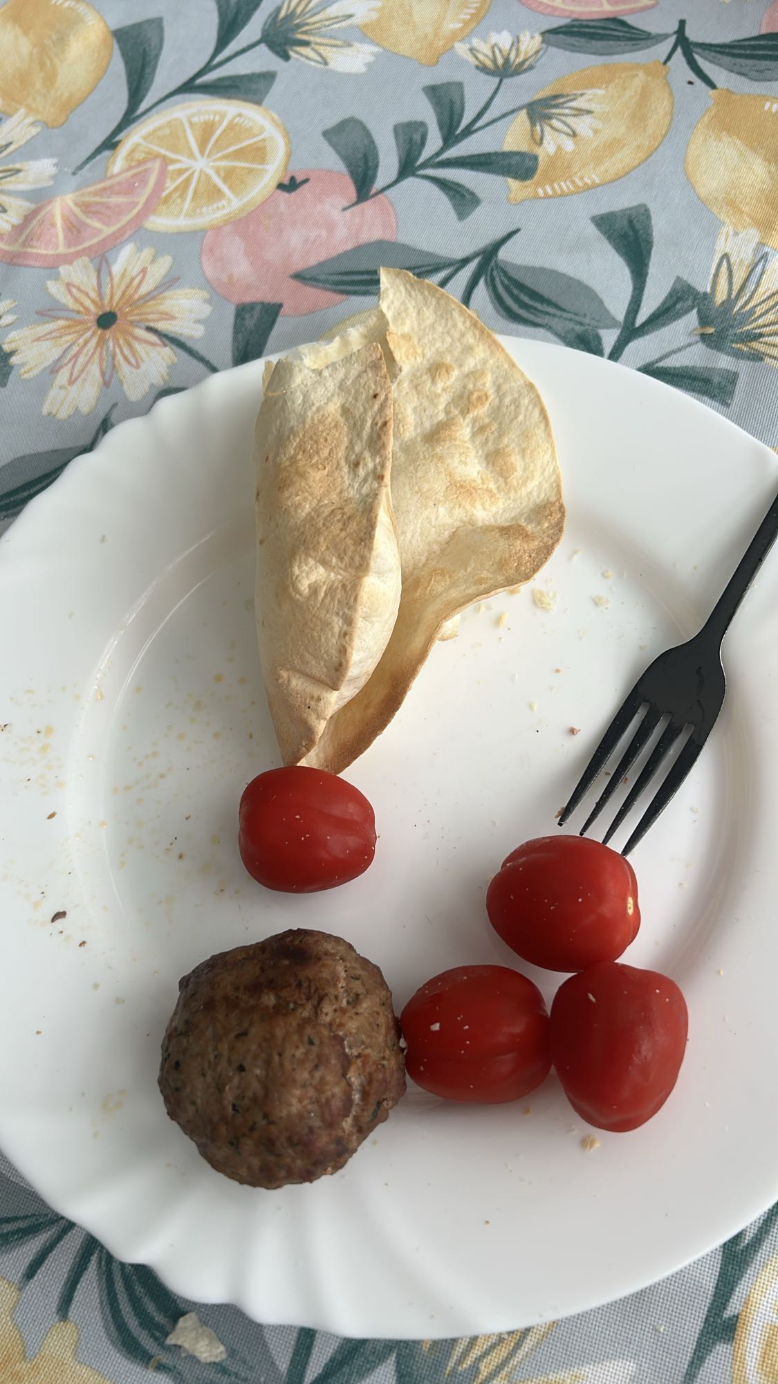 Meatball, pita, tomatoes