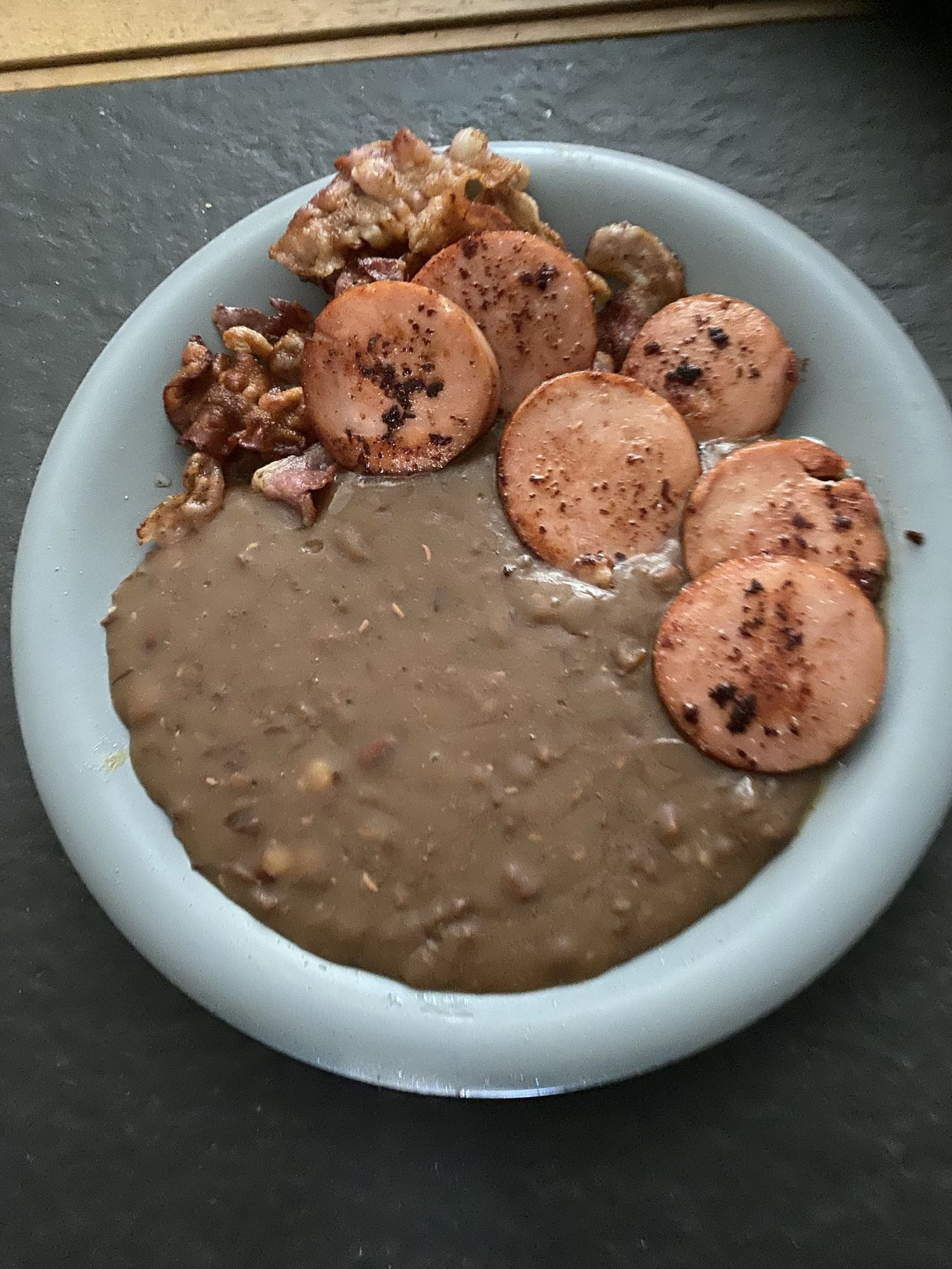 Korv med bruna bönor