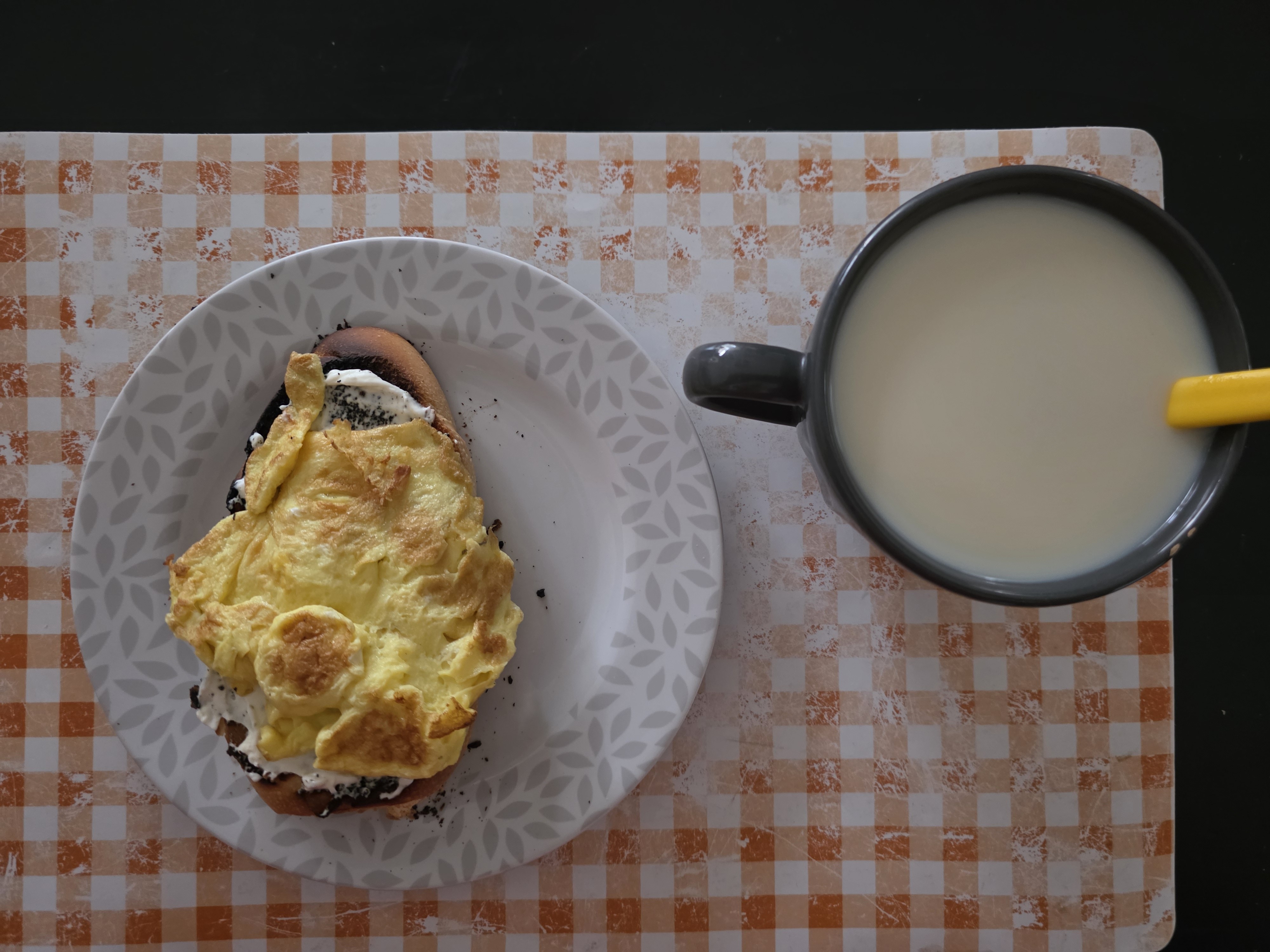 Tostada con huevo y leche