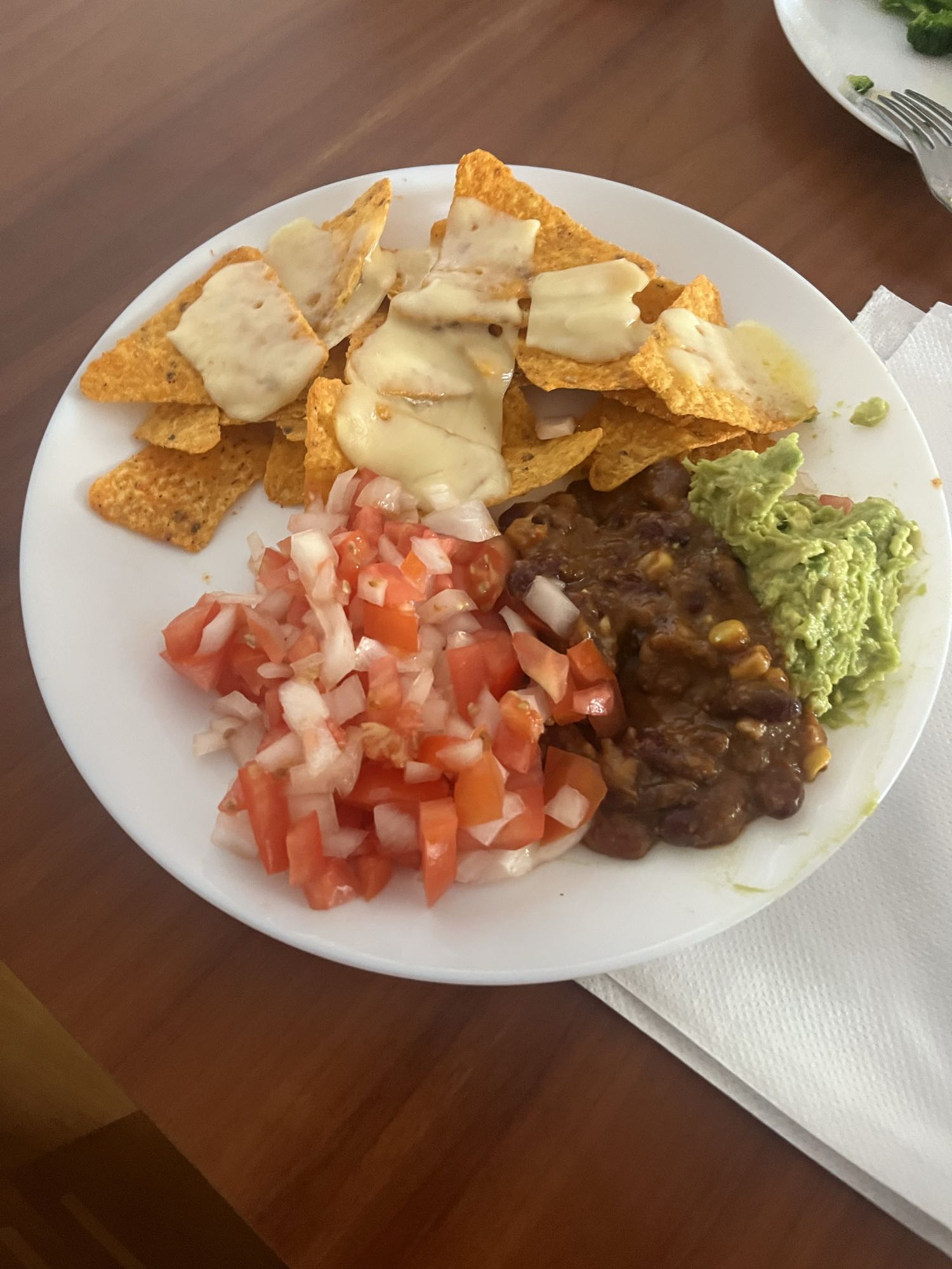 nachos con guacamole y frijoles