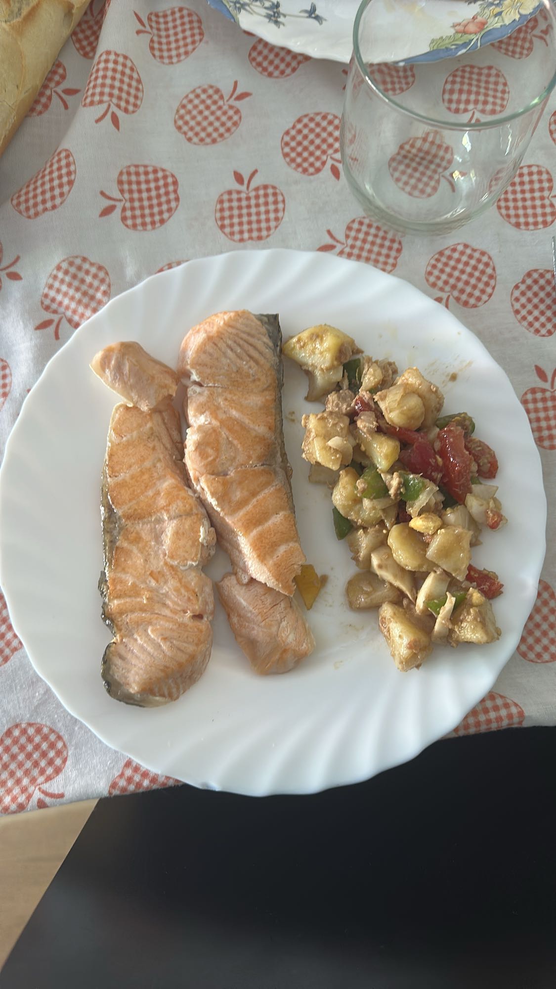 Salmón con verduras salteadas