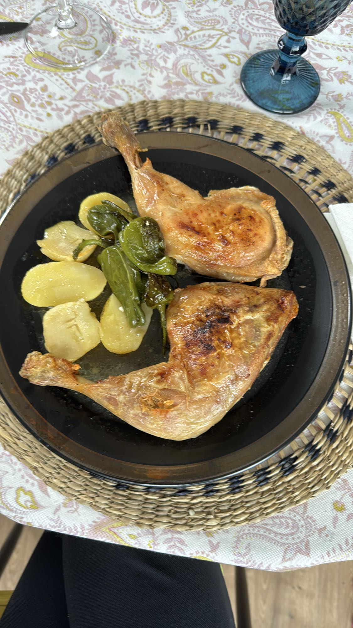 Pollo asado con papas y pimientos