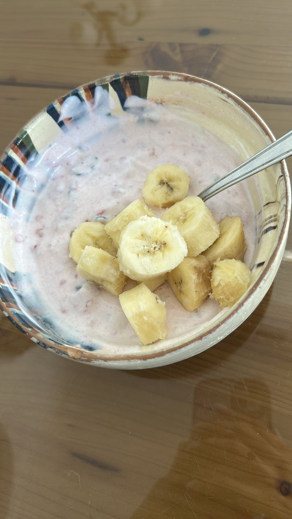 Iaurt proteic cu banană și fructe de pădure