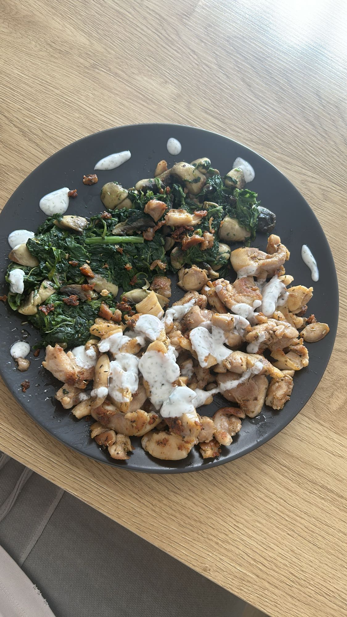 Chicken with spinach & sauce