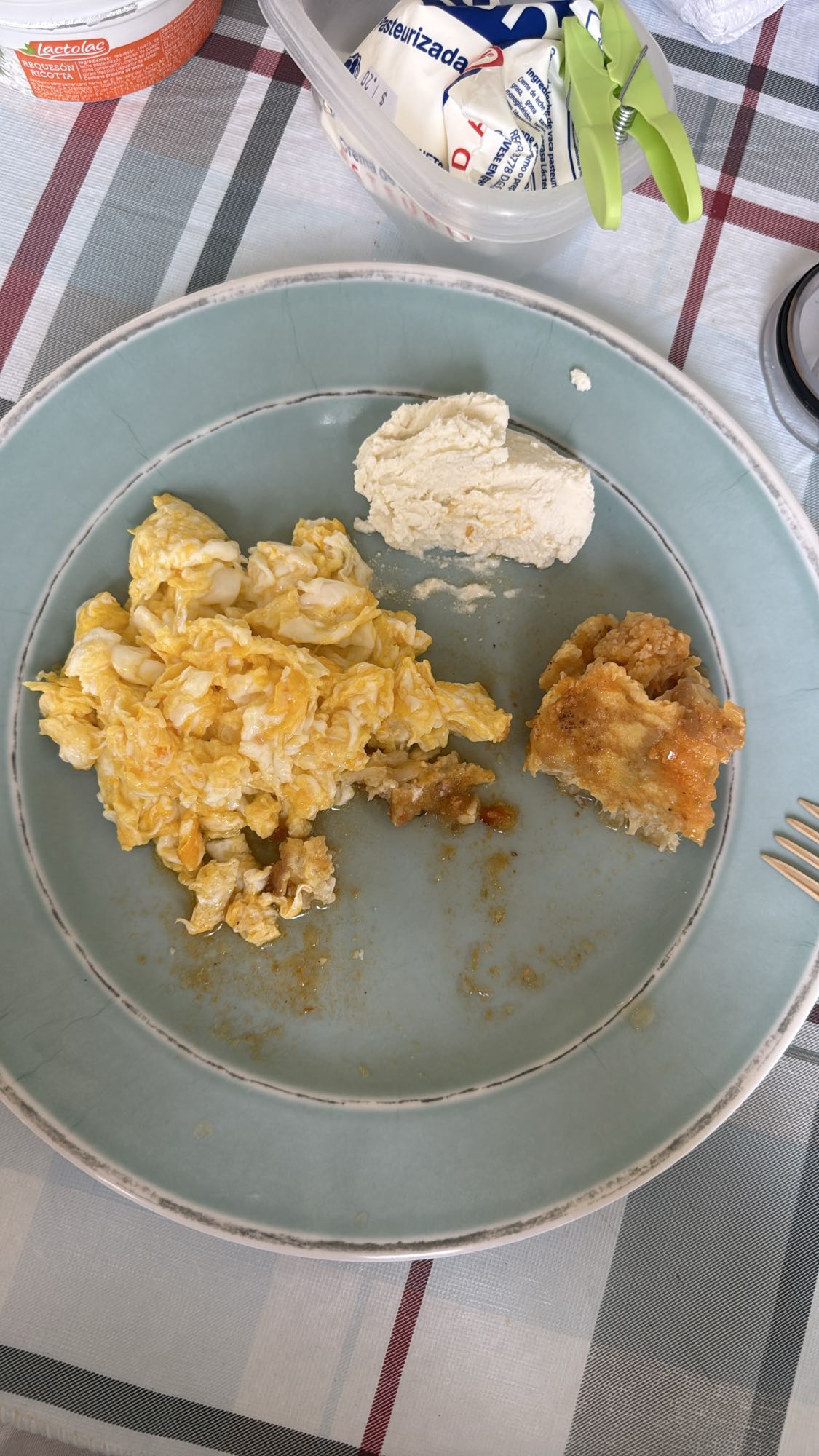 Desayuno con huevos y pastel