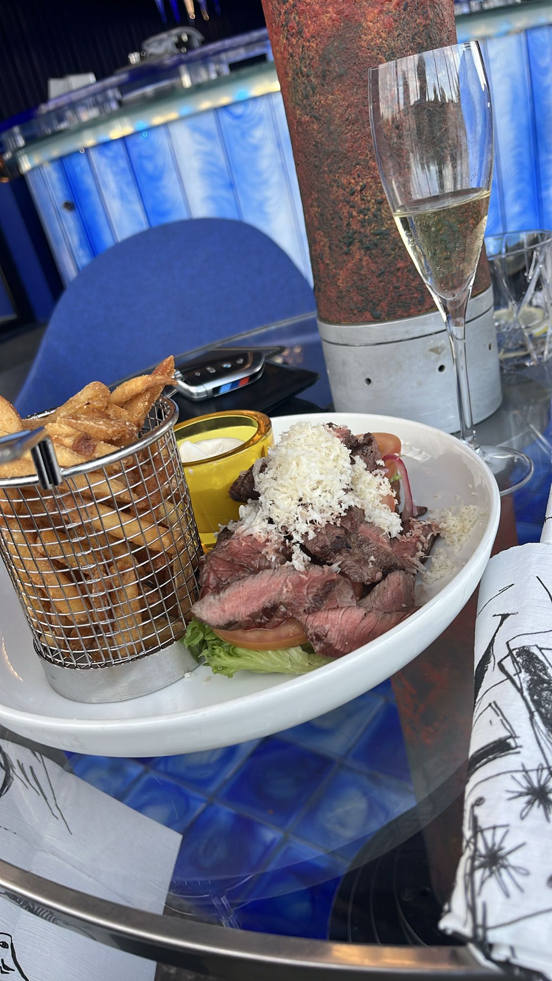 Biff med pommes och sås