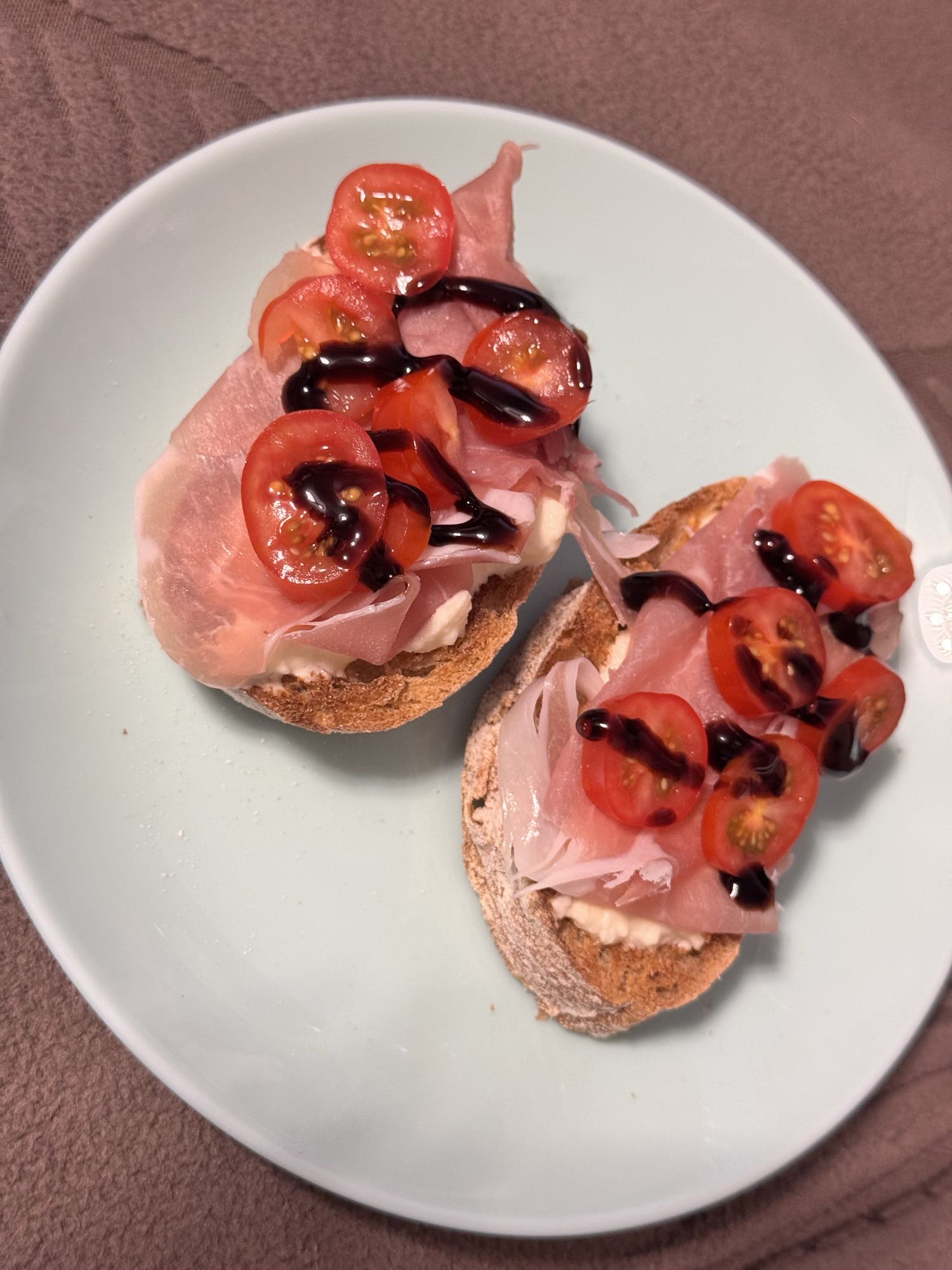 Брускетта с прошутто