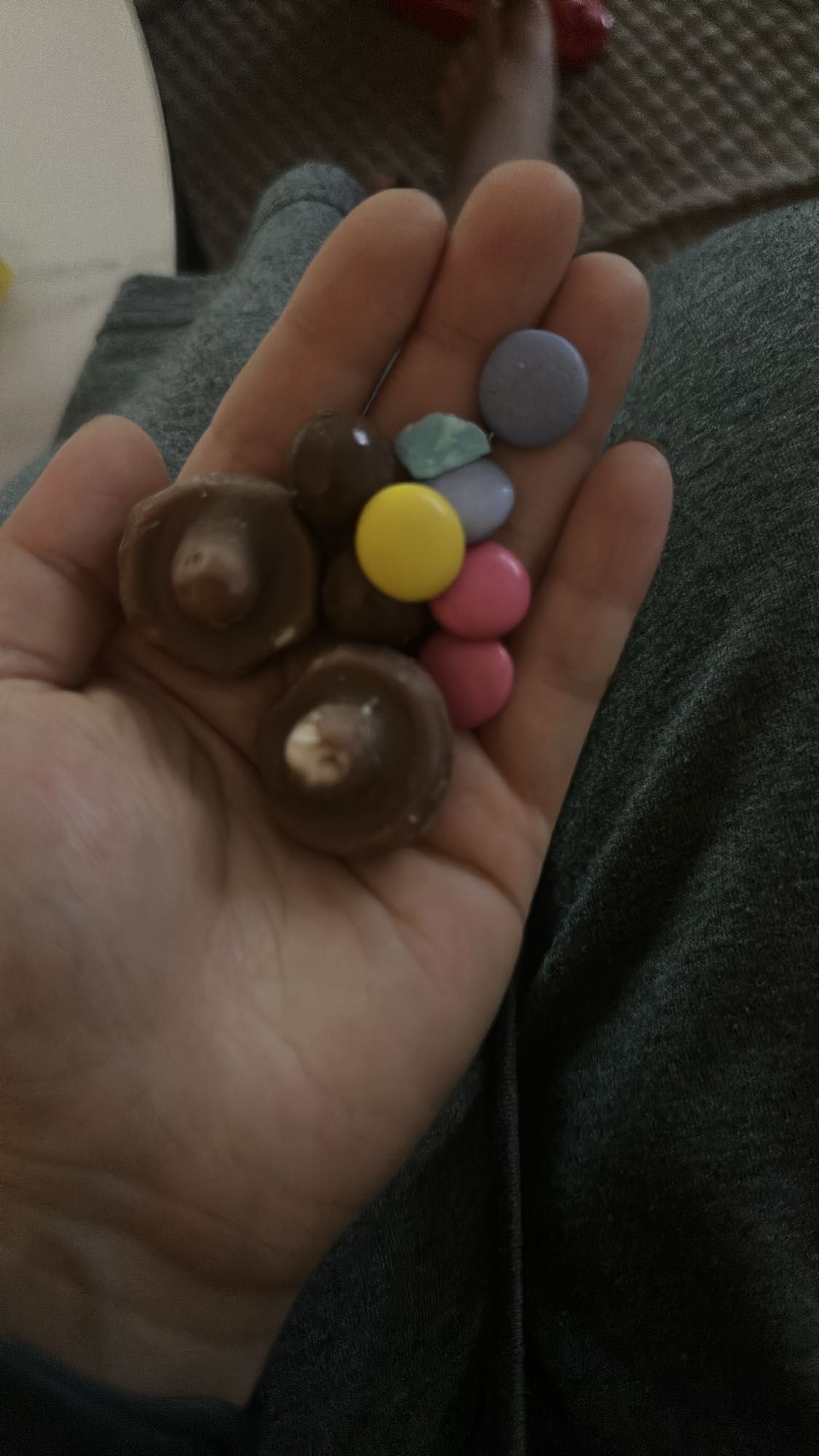 Blandat godis i hand