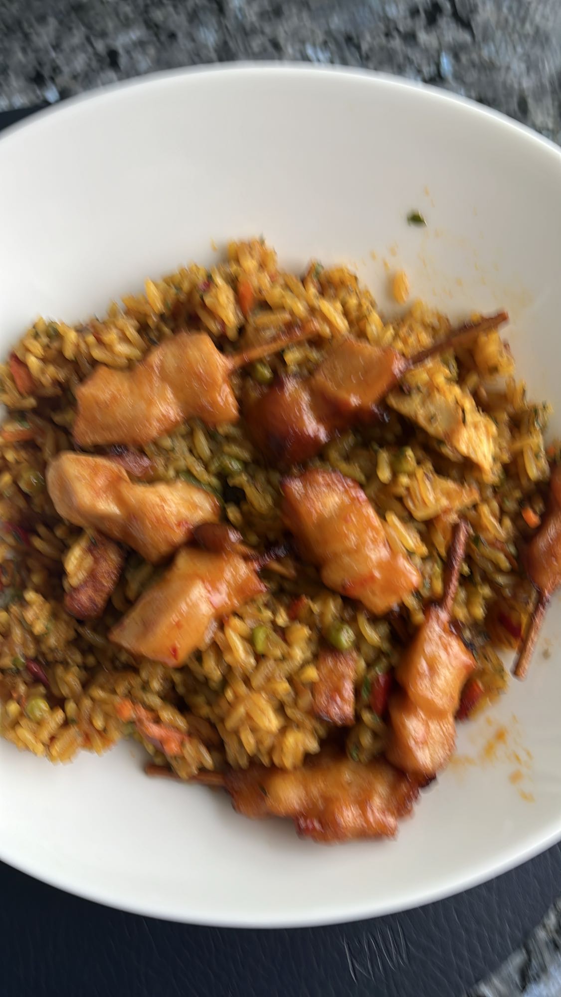 Gebakken rijst met kipspies