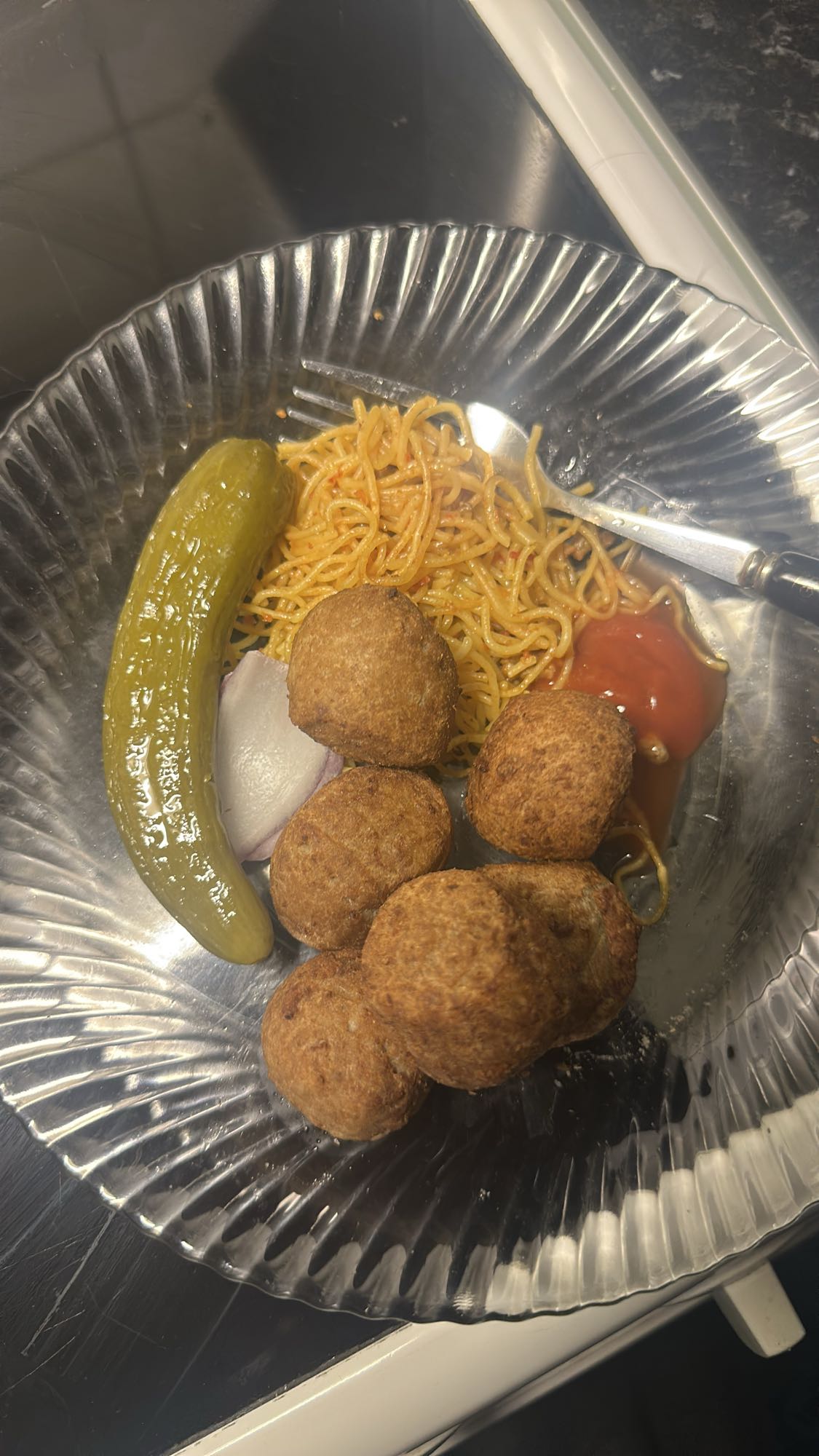 Falafel med pasta och gurka