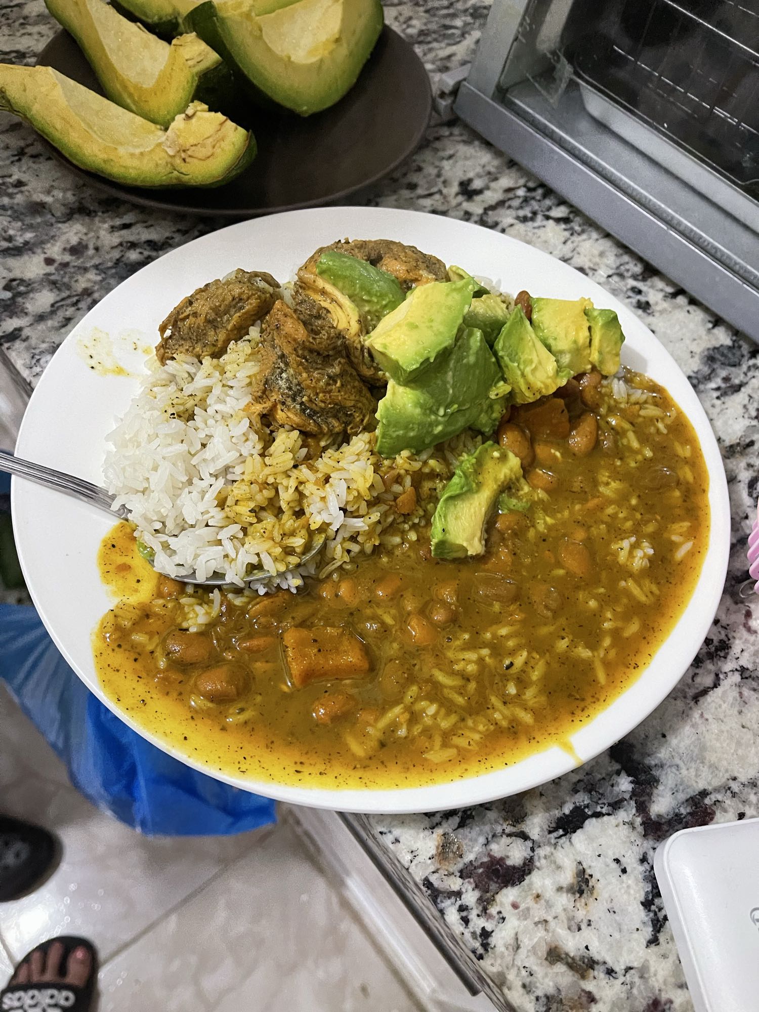 Arroz con pescado y aguacate