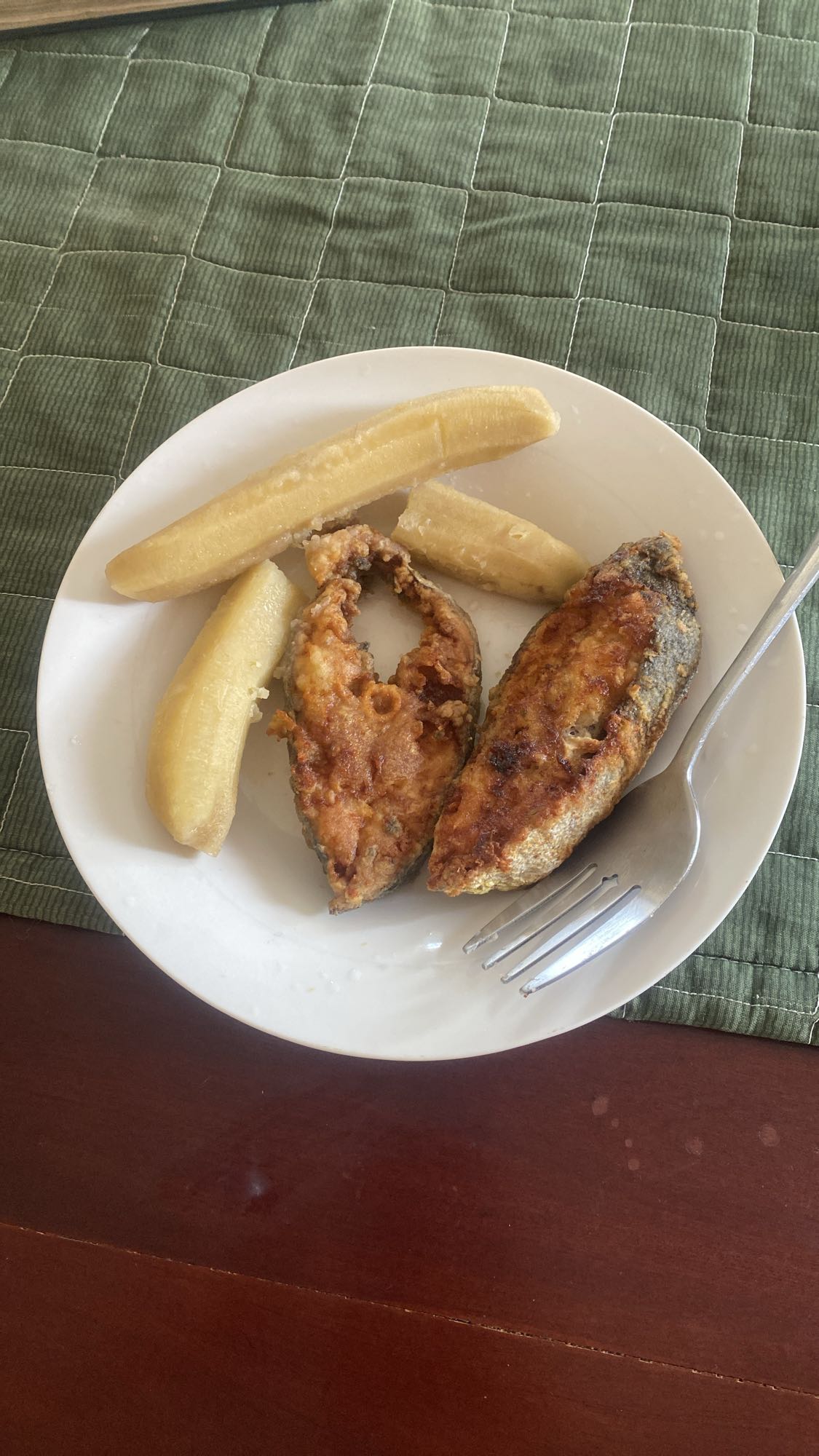 Pescado frito con plátano
