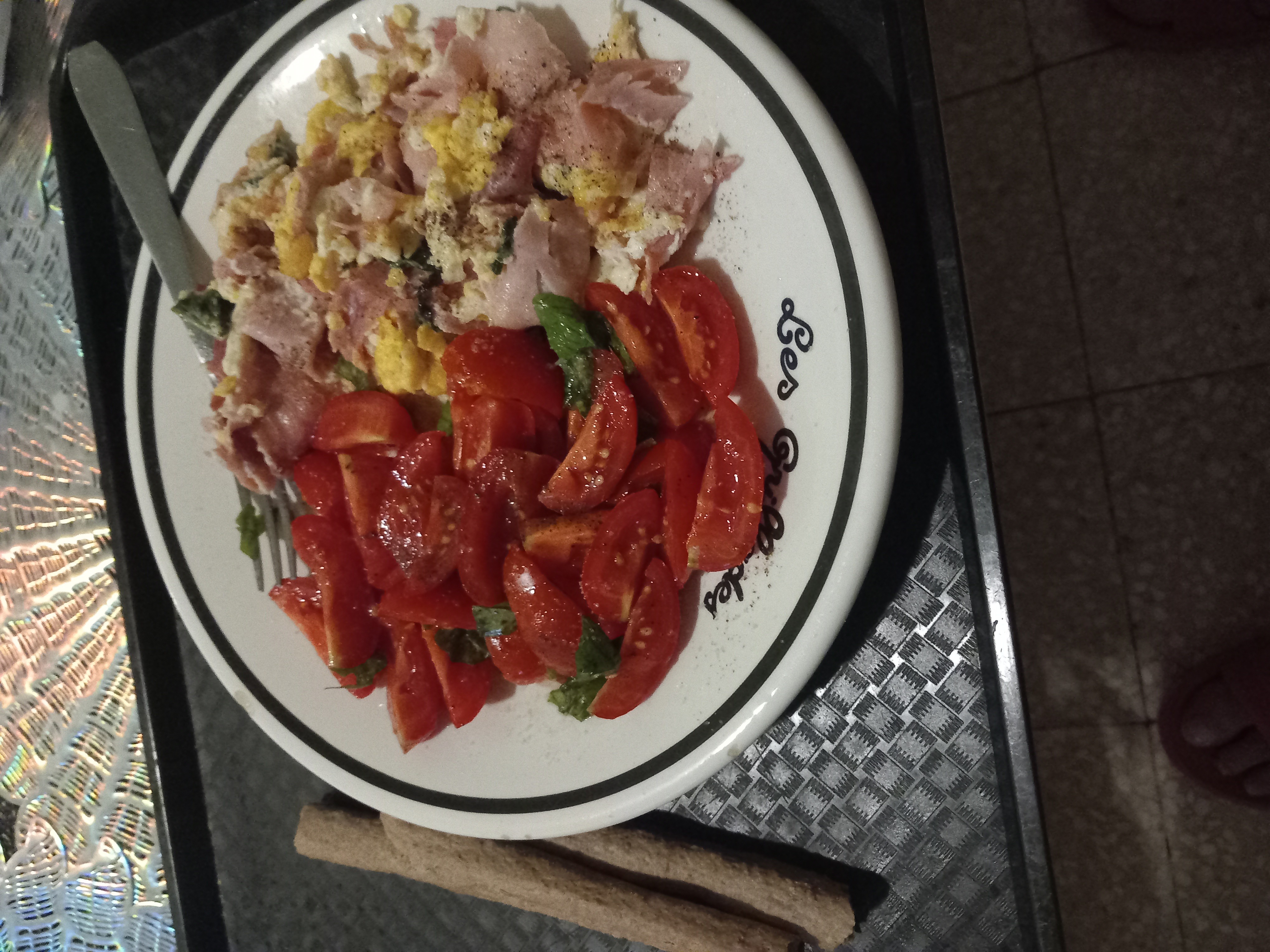 Oeufs brouillés, tomates, pain