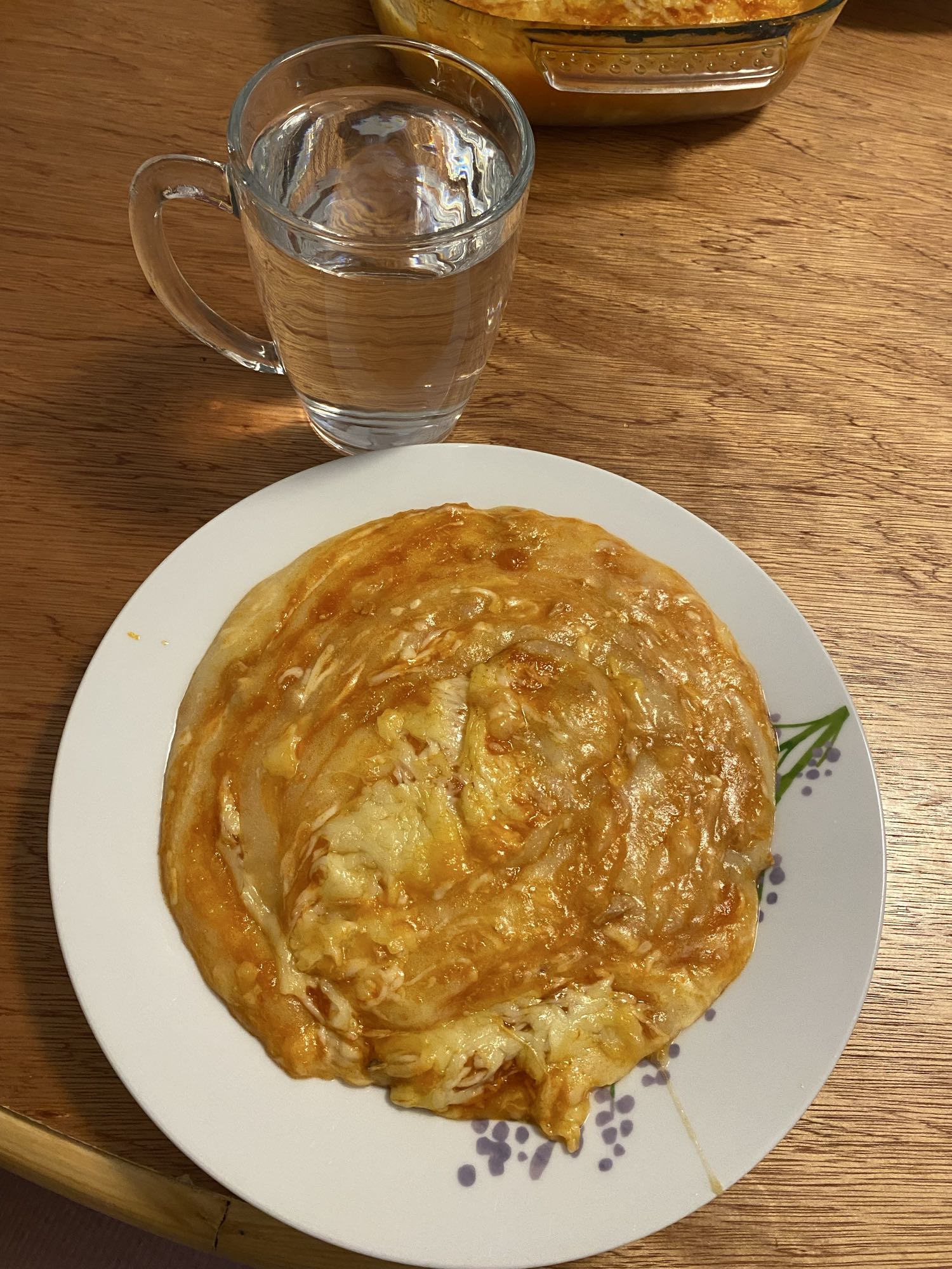 panqueque de queso y salsa