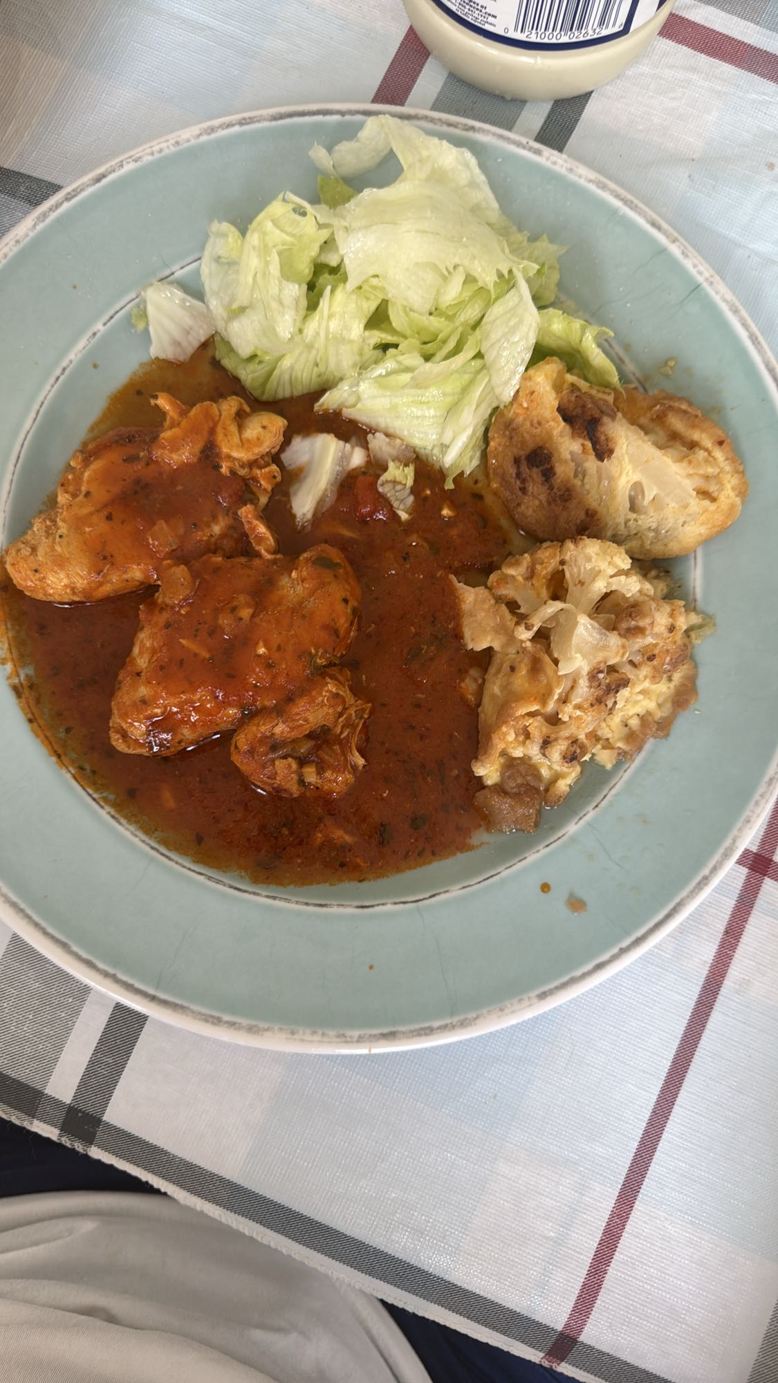 Pollo en salsa con ensalada