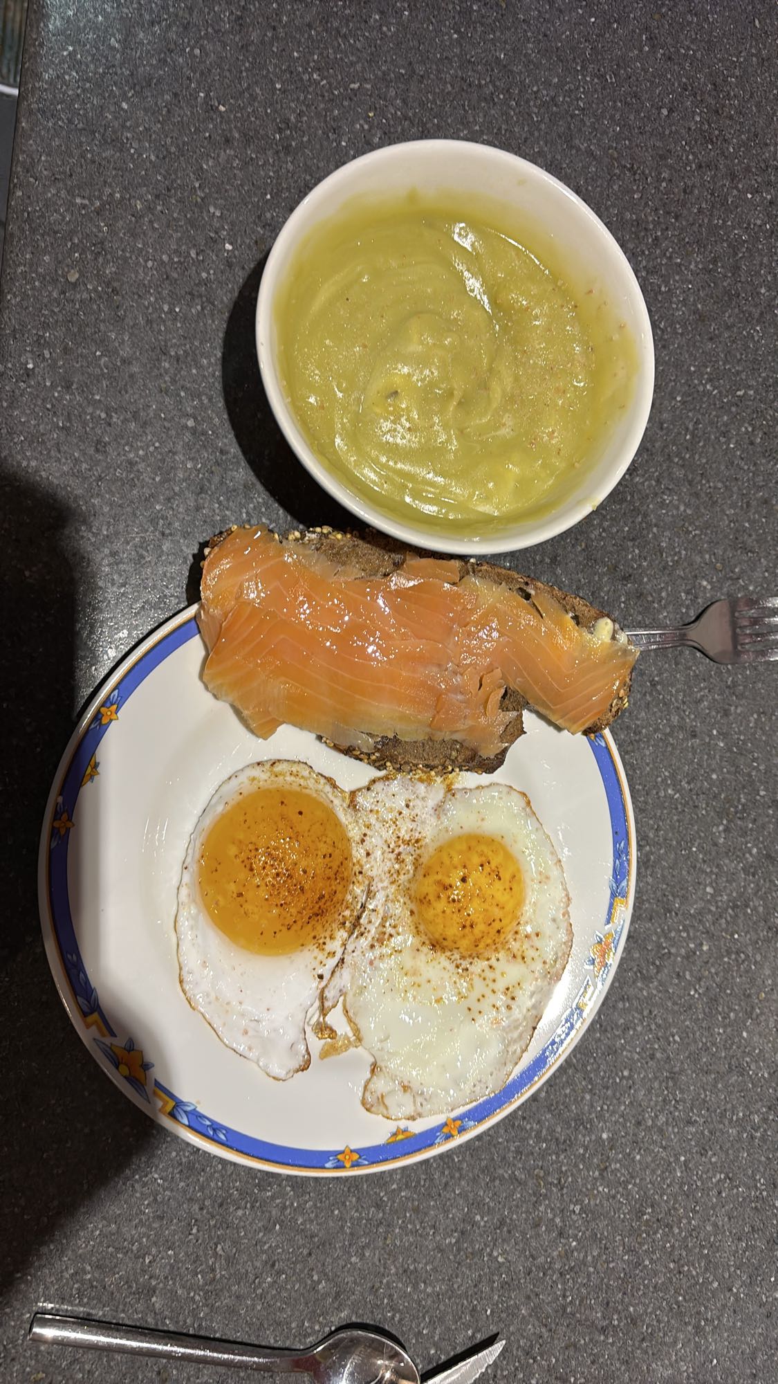 Oeufs, saumon, soupe