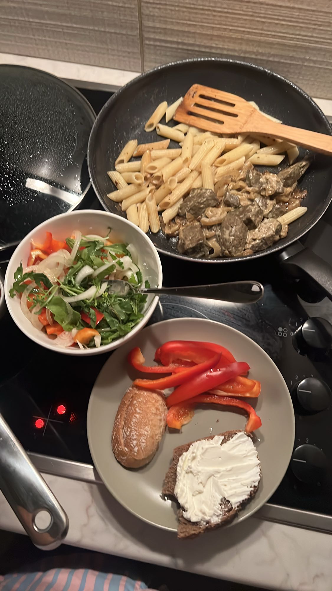 макароны с салатом и хлебом