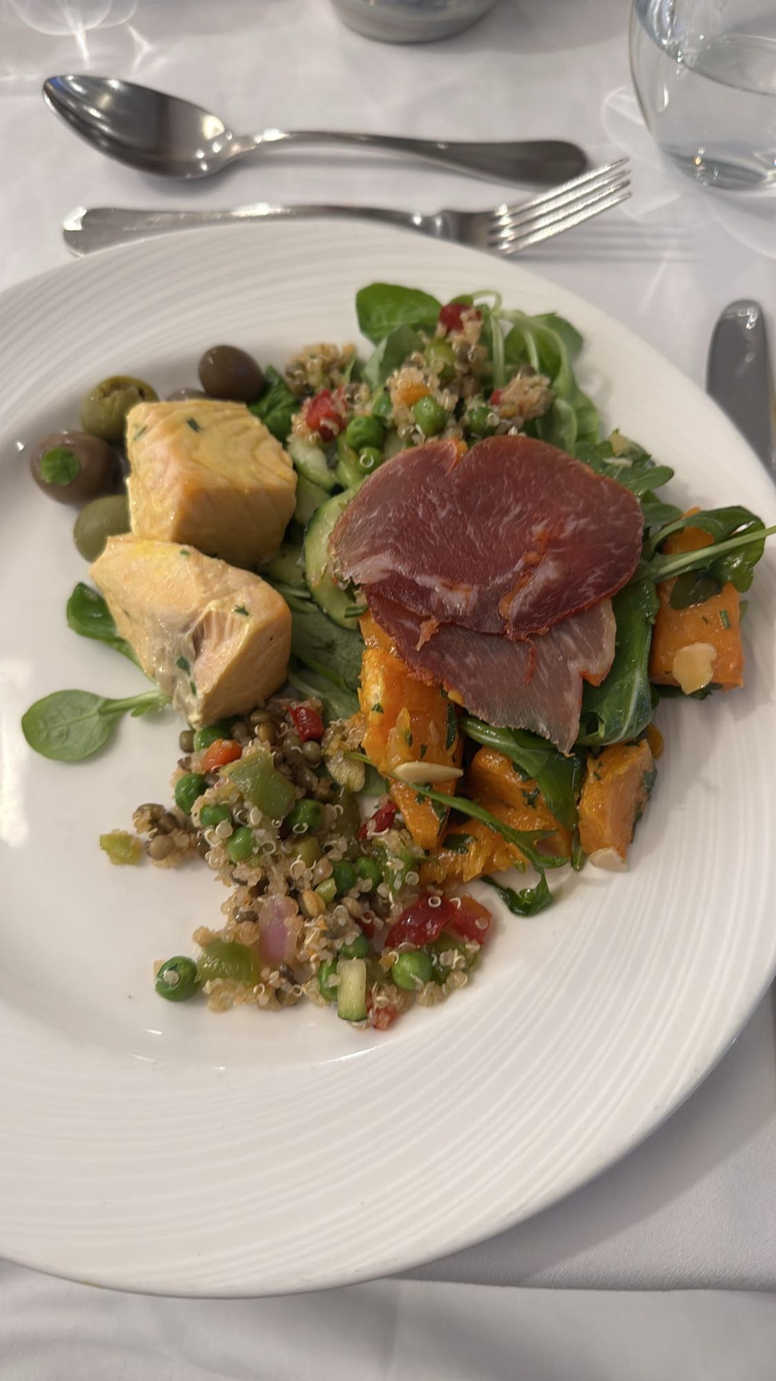 Salade met zalm en quinoa