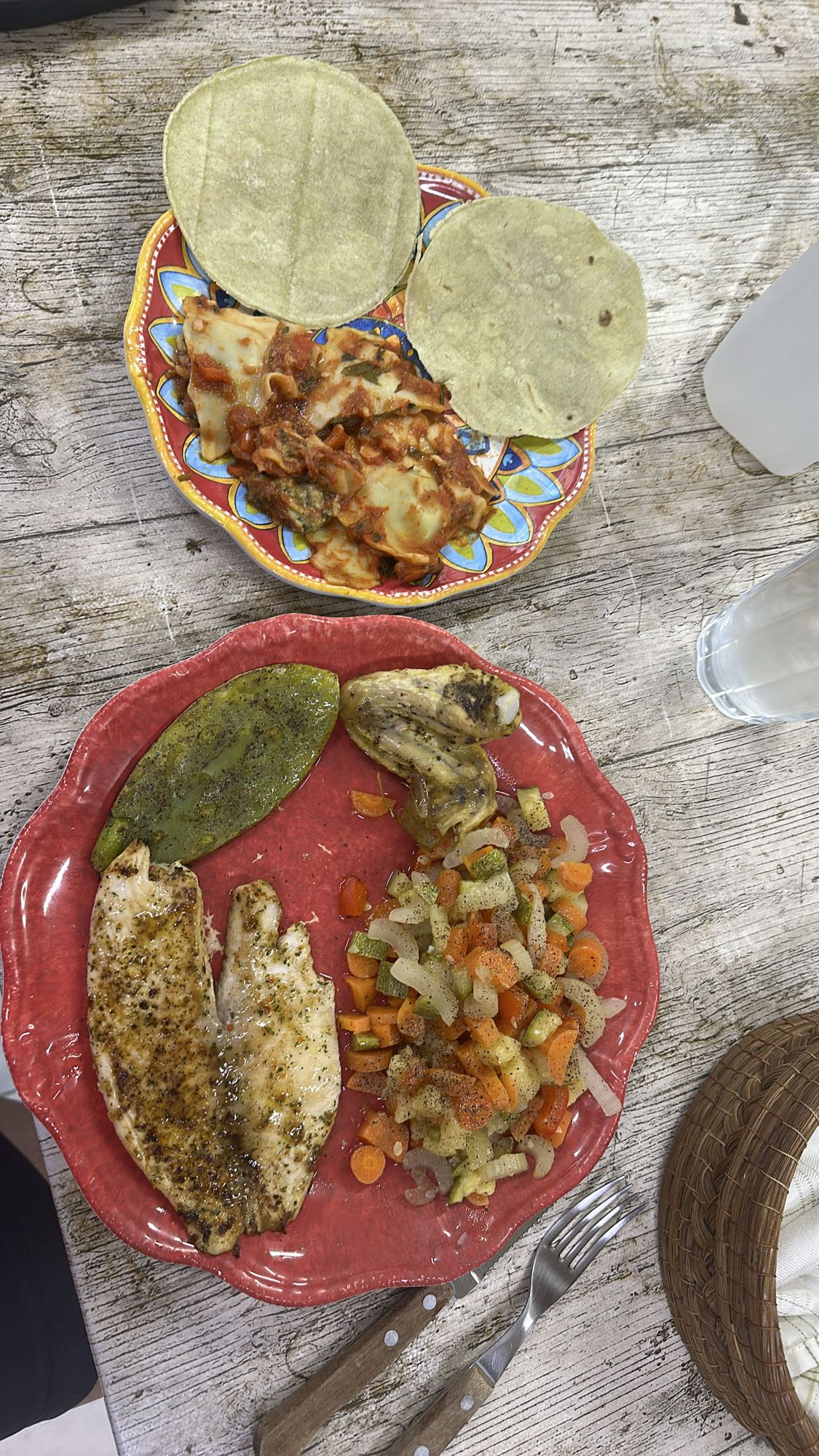 Pescado con verduras y tortillas