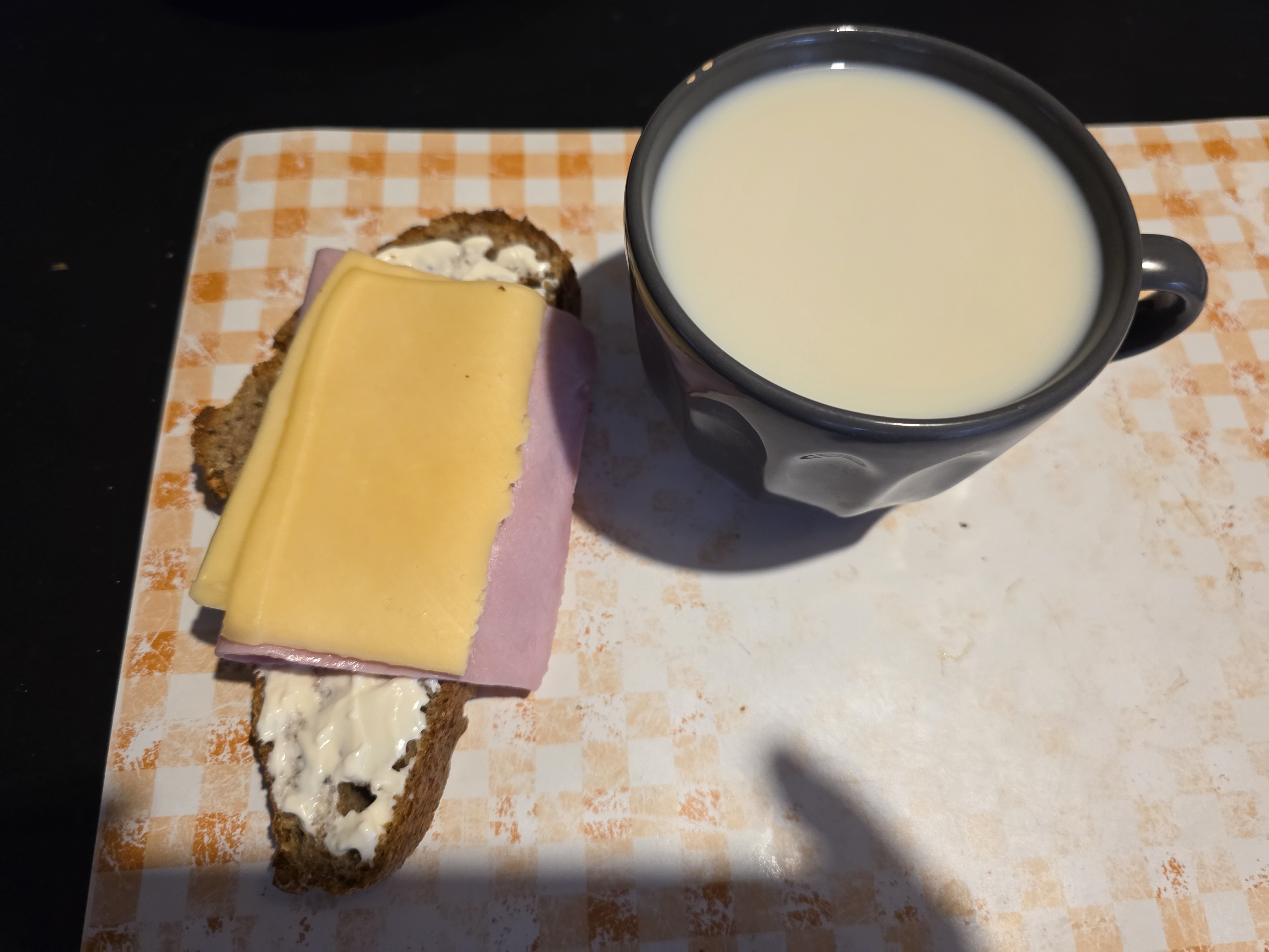 Pan con jamón, queso y leche