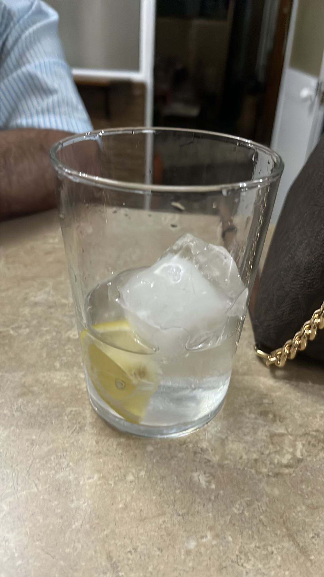 agua con limón y hielo