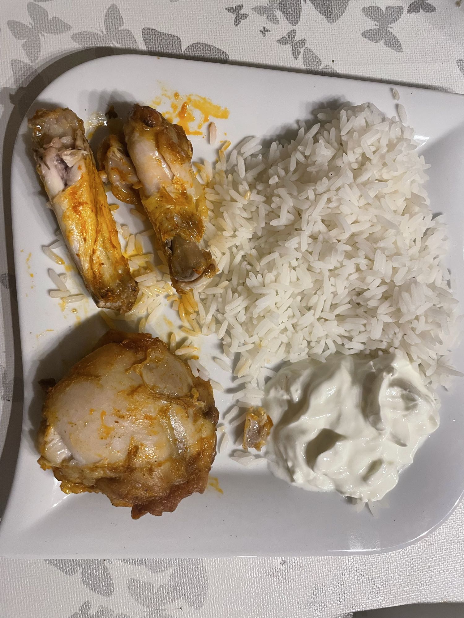 Kip met rijst en yoghurt