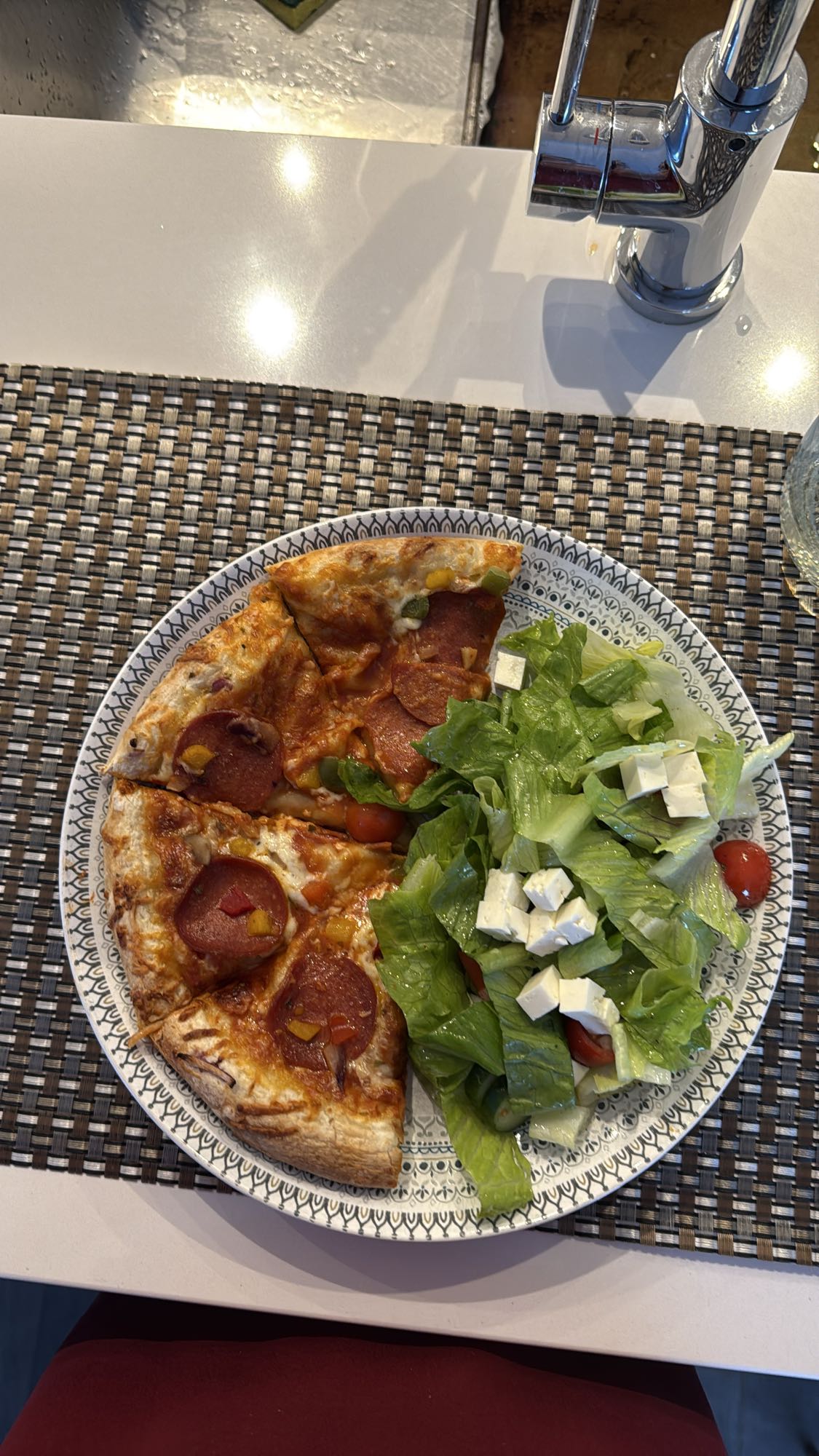 Pizza et salade grecque