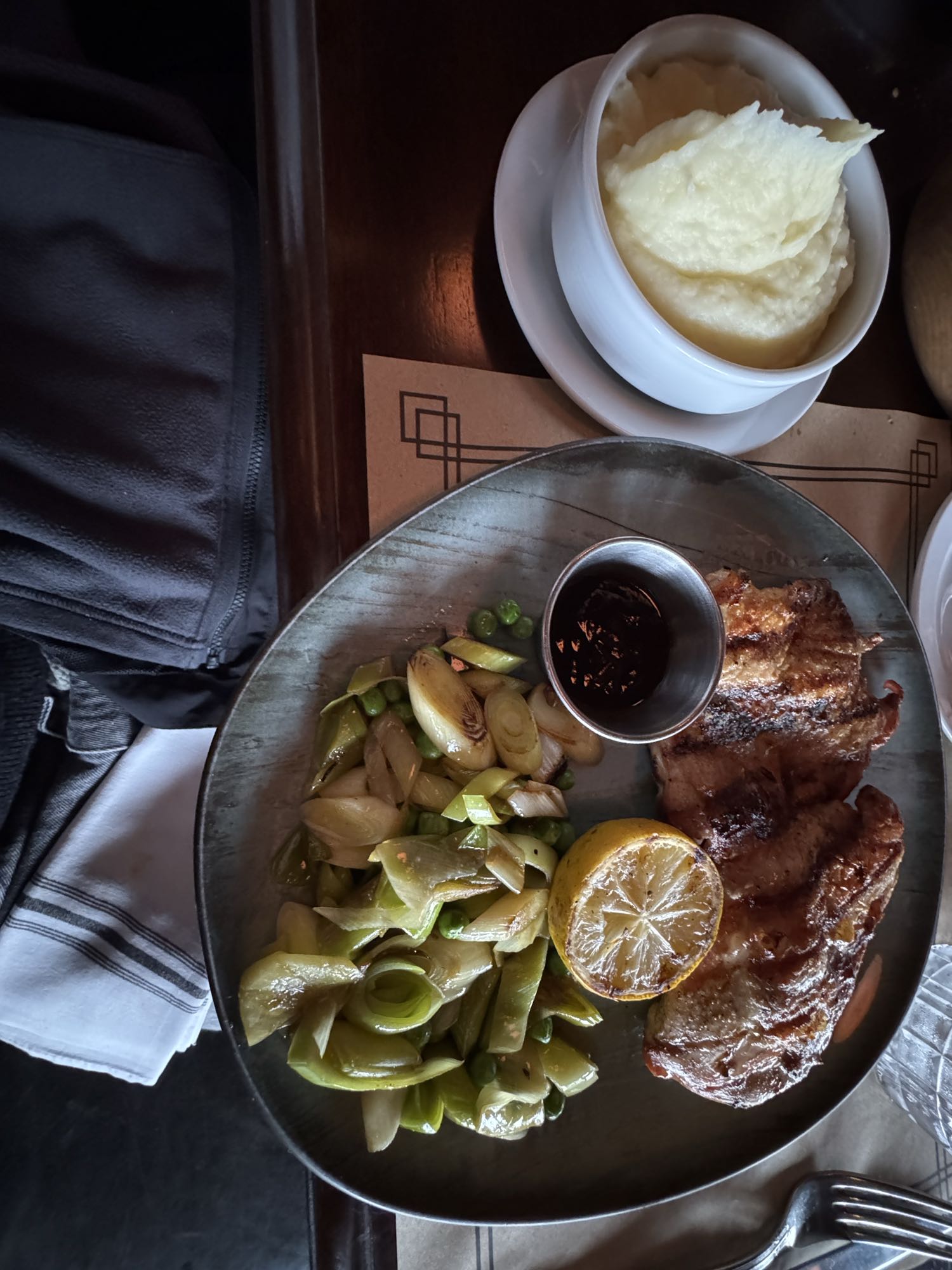 Pollo con puré y verduras