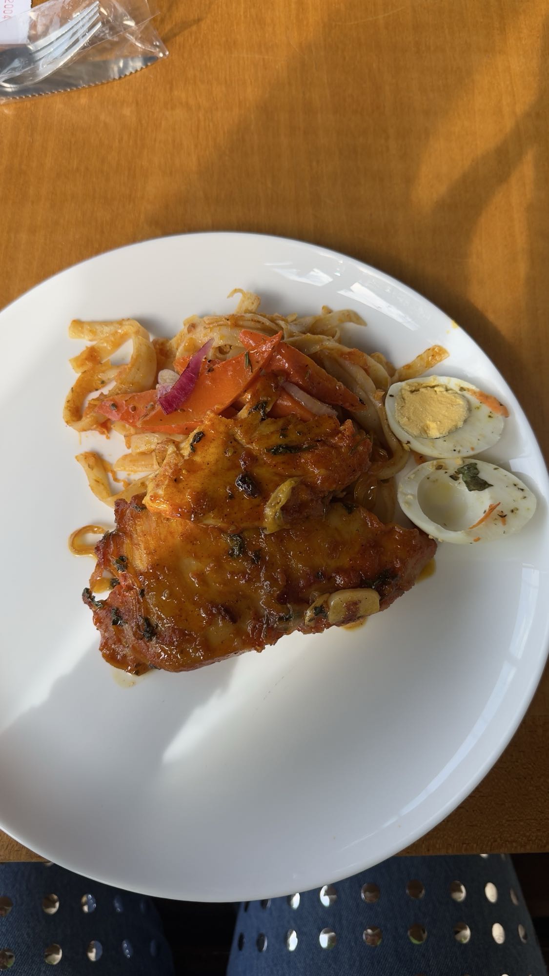 Frango grelhado com macarrão