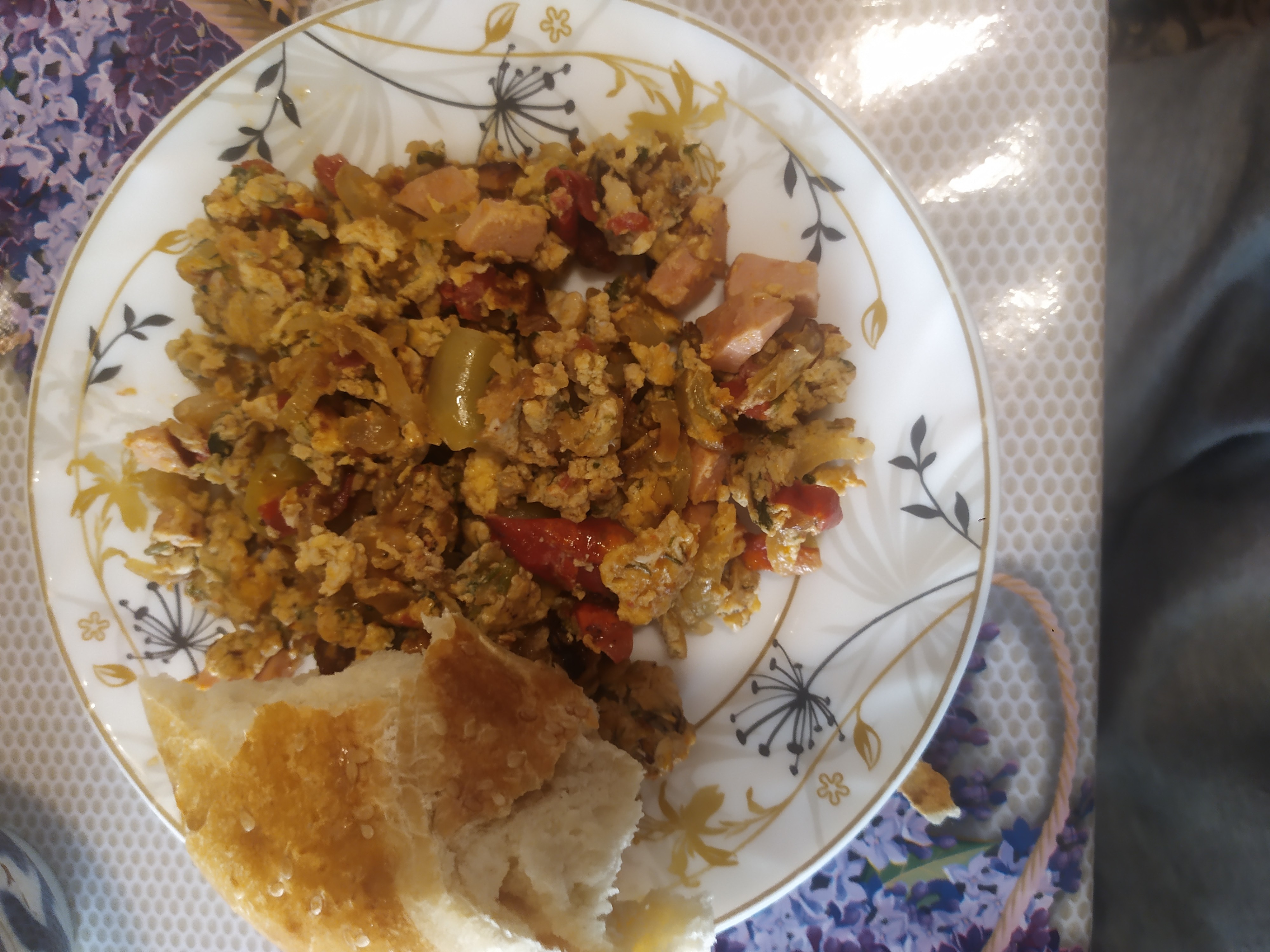 Egg scramble with bread