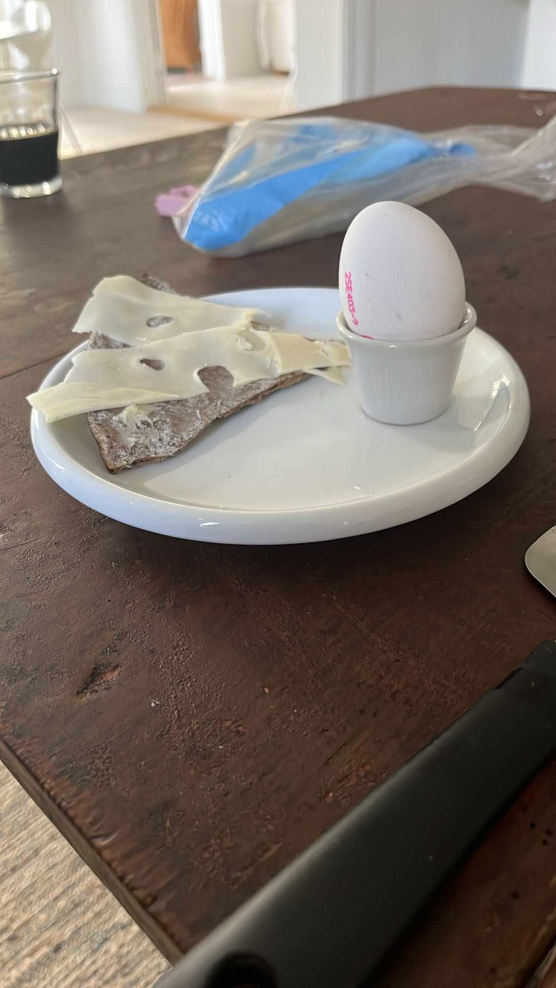 Knäckebröd med ost och ägg