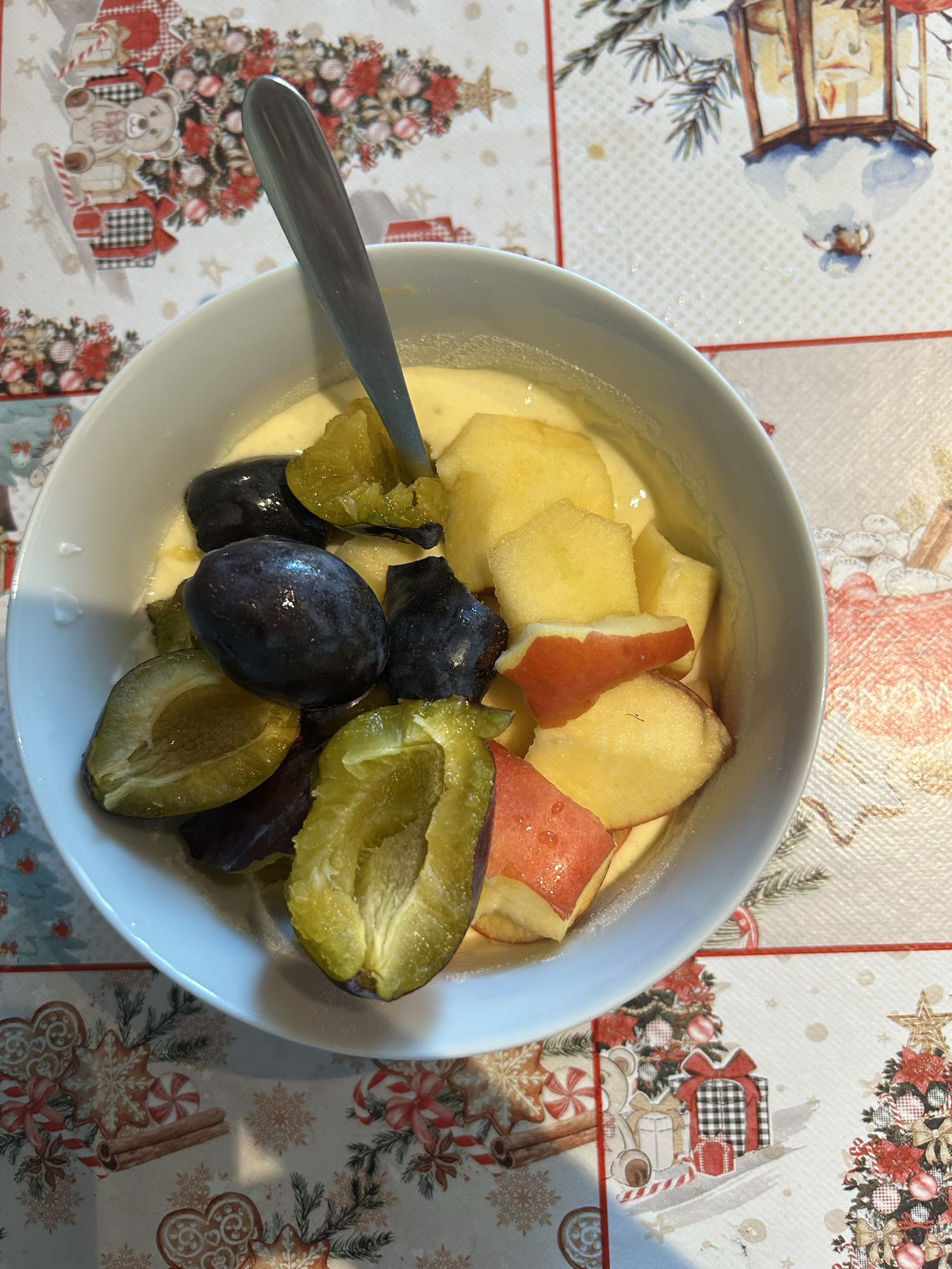 Iaurt natural cu pudră proteică, măr și prune