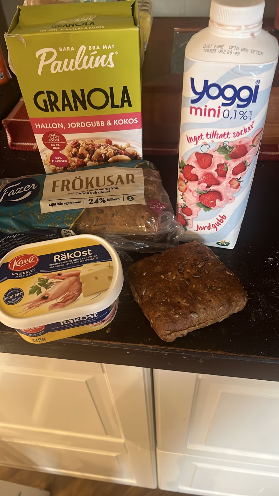 Frukost med granola & bröd