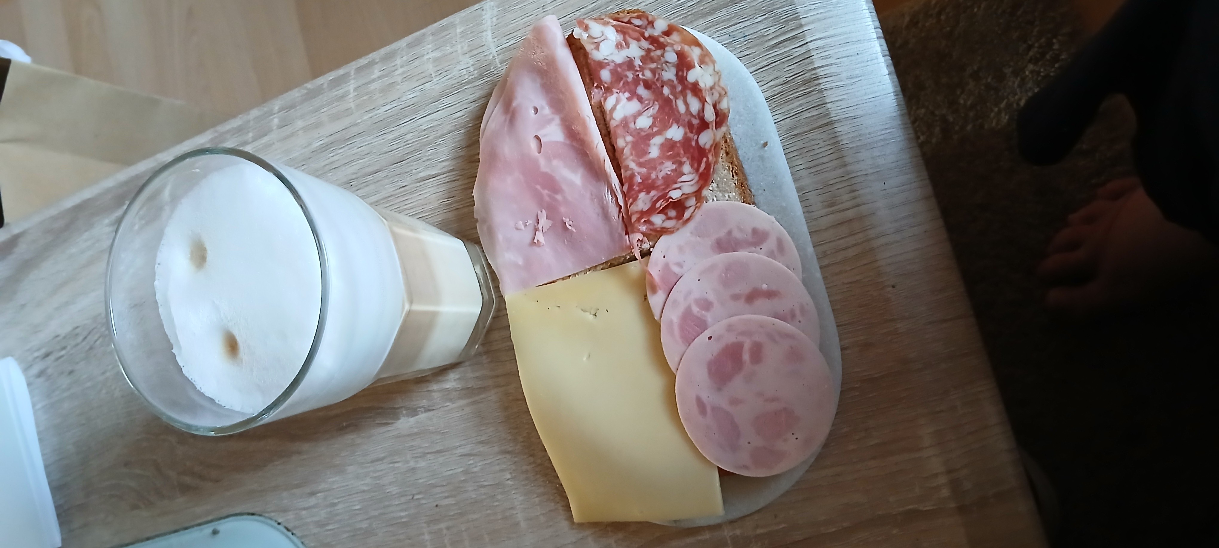 Ontbijt met beleg en latte