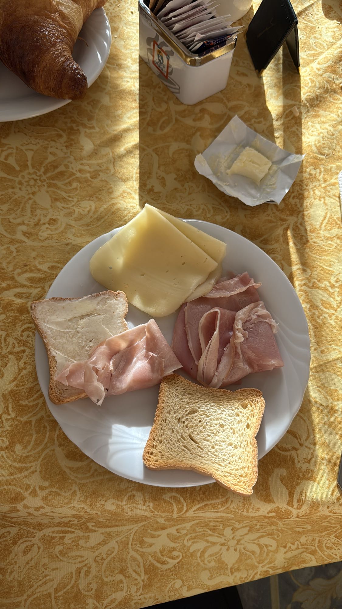 Mic dejun cu șuncă și brânză