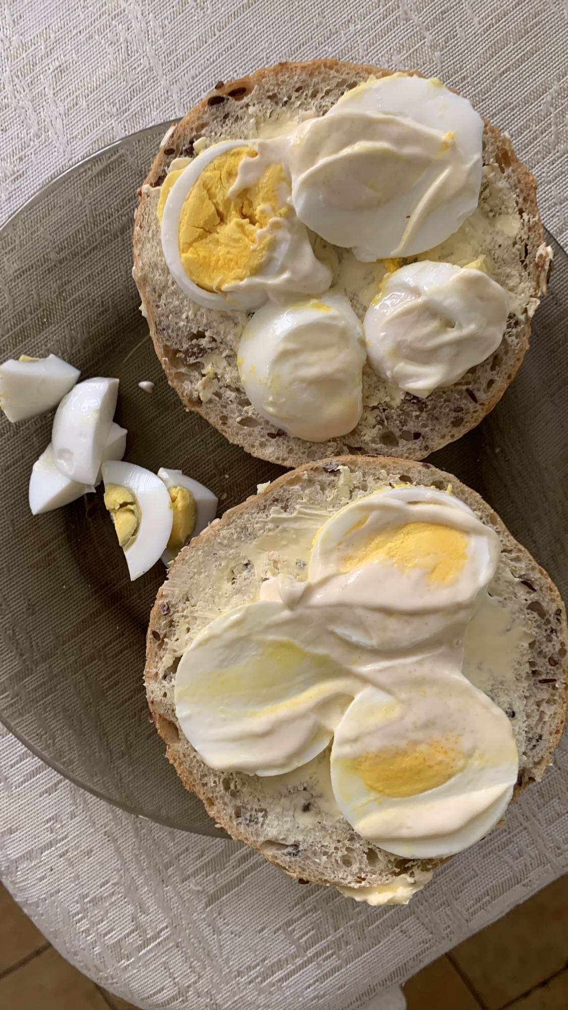 Bułka z jajkiem i majonezem