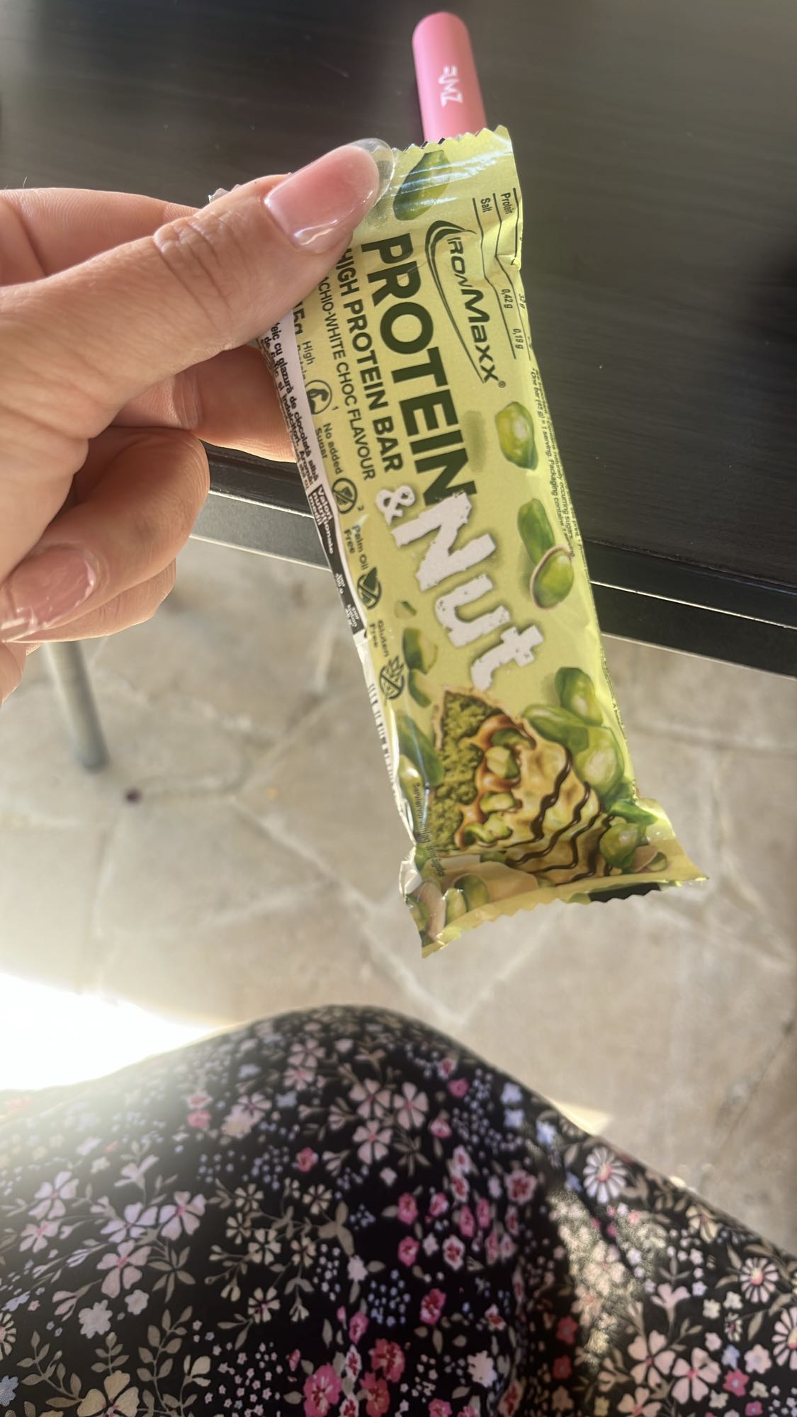 Baton proteic cu nuci