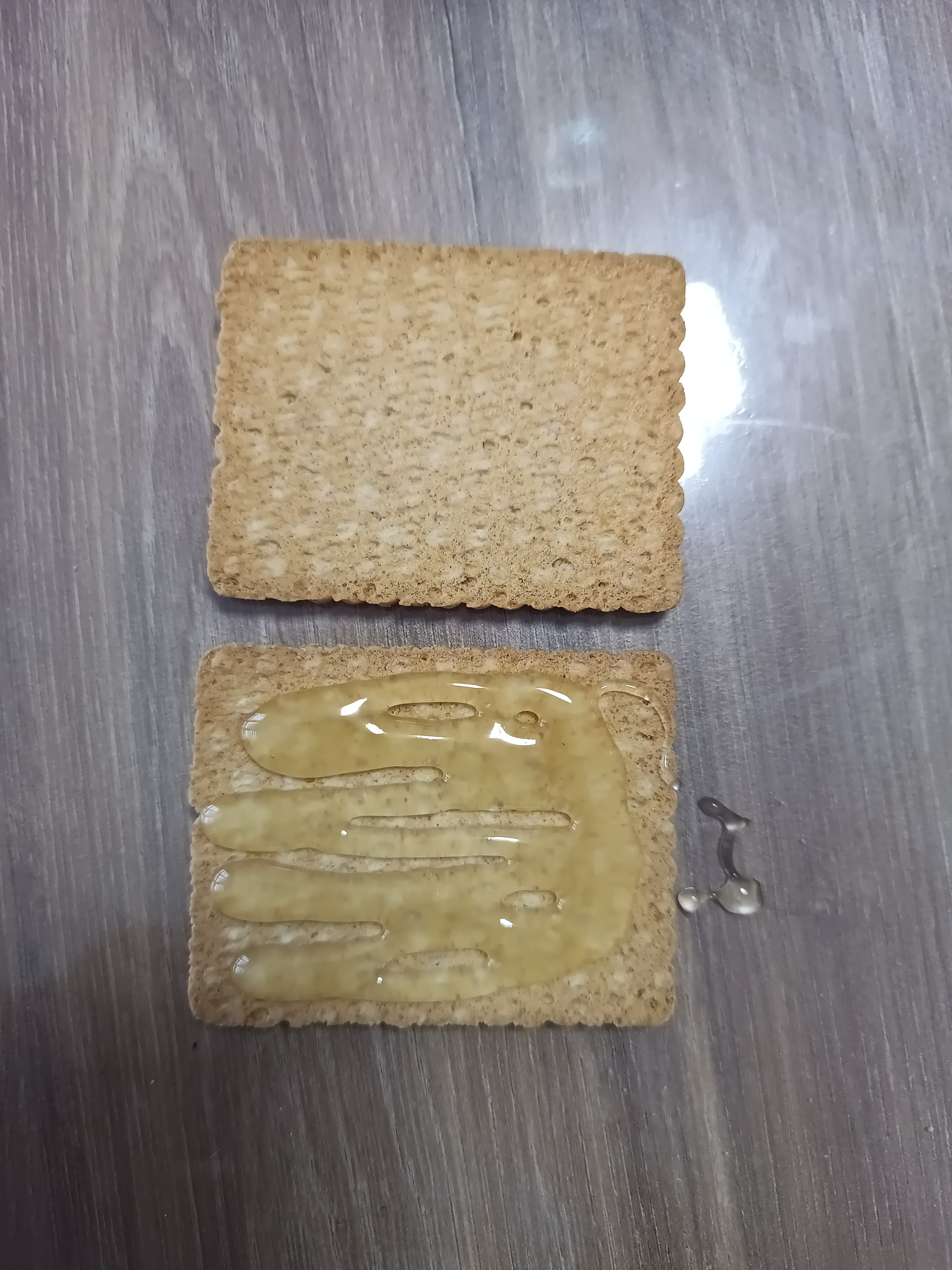 Honey crispbread snack