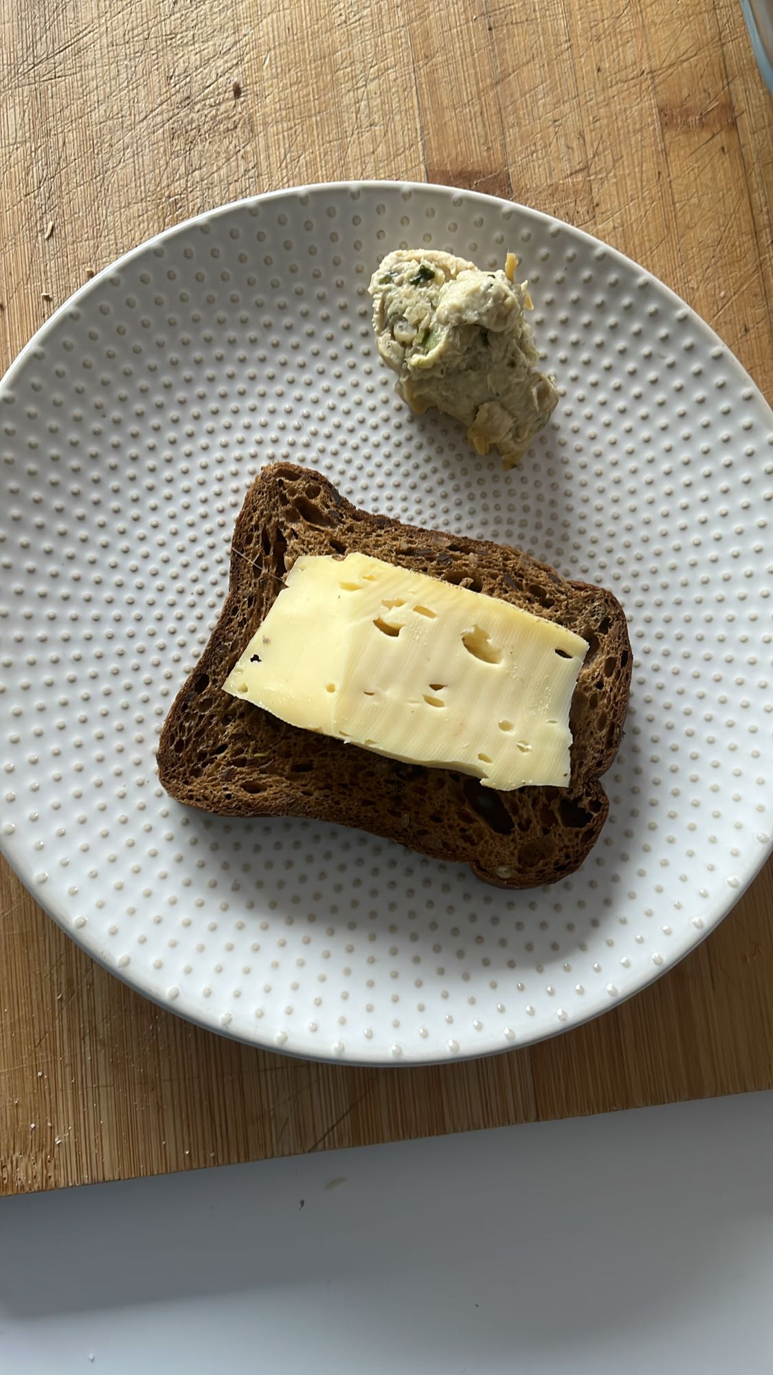 Pain noir et fromage